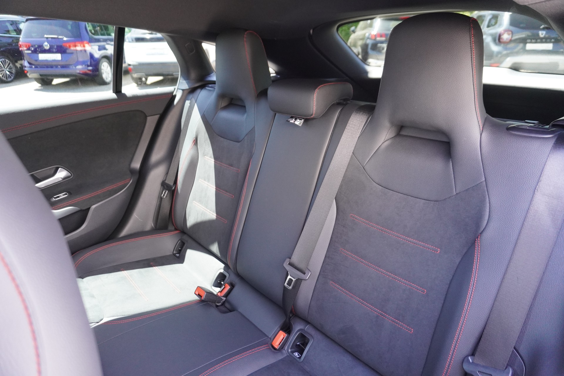 MERCEDES-BENZ CLA Shooting Brake 220 d 4Matic AMG Line-image-12