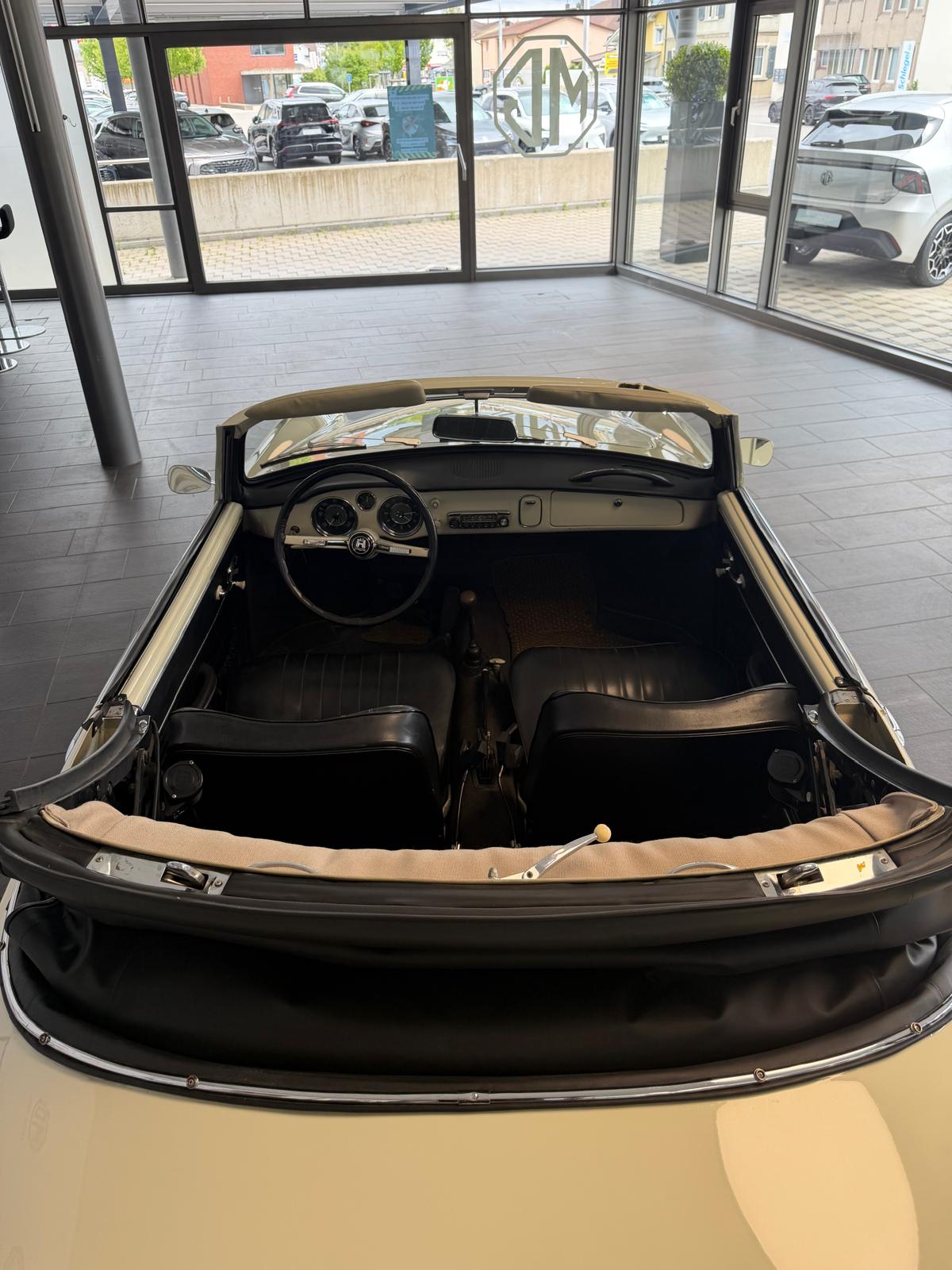 VW Karmann-Ghia Cabriolet-showroom-element-3