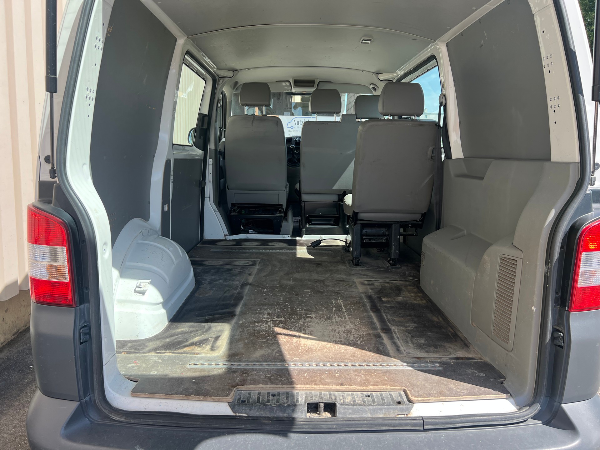 VW T5 2.0 TDI 4Motion Kastenwagen by Nutzfahrzeugcenter Seetal-image-7