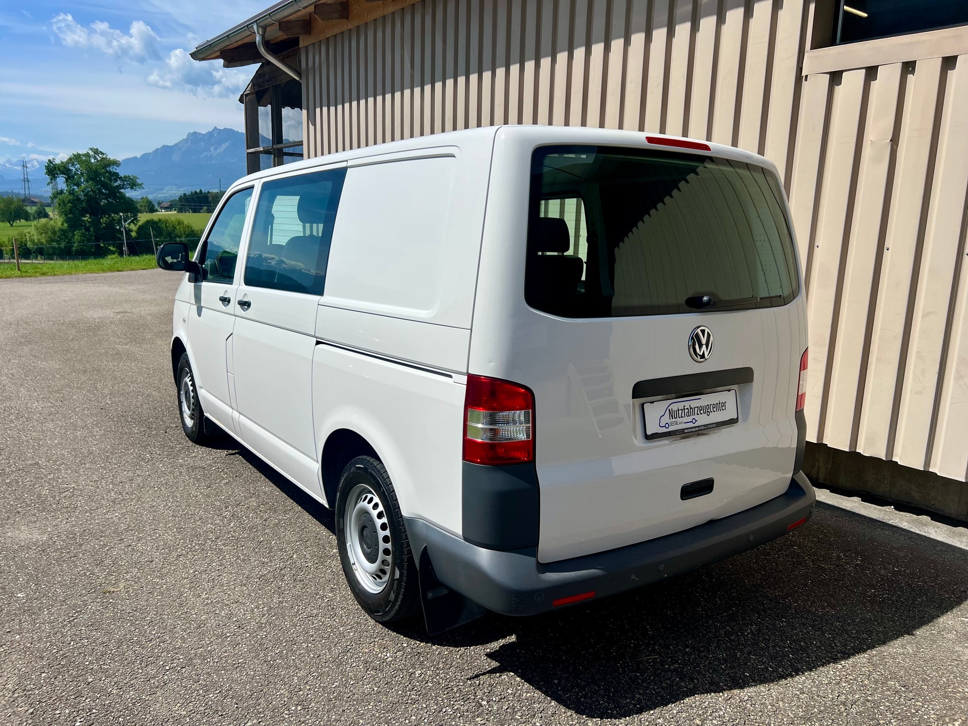 VW T5 2.0 TDI 4Motion Kastenwagen by Nutzfahrzeugcenter Seetal-image-2