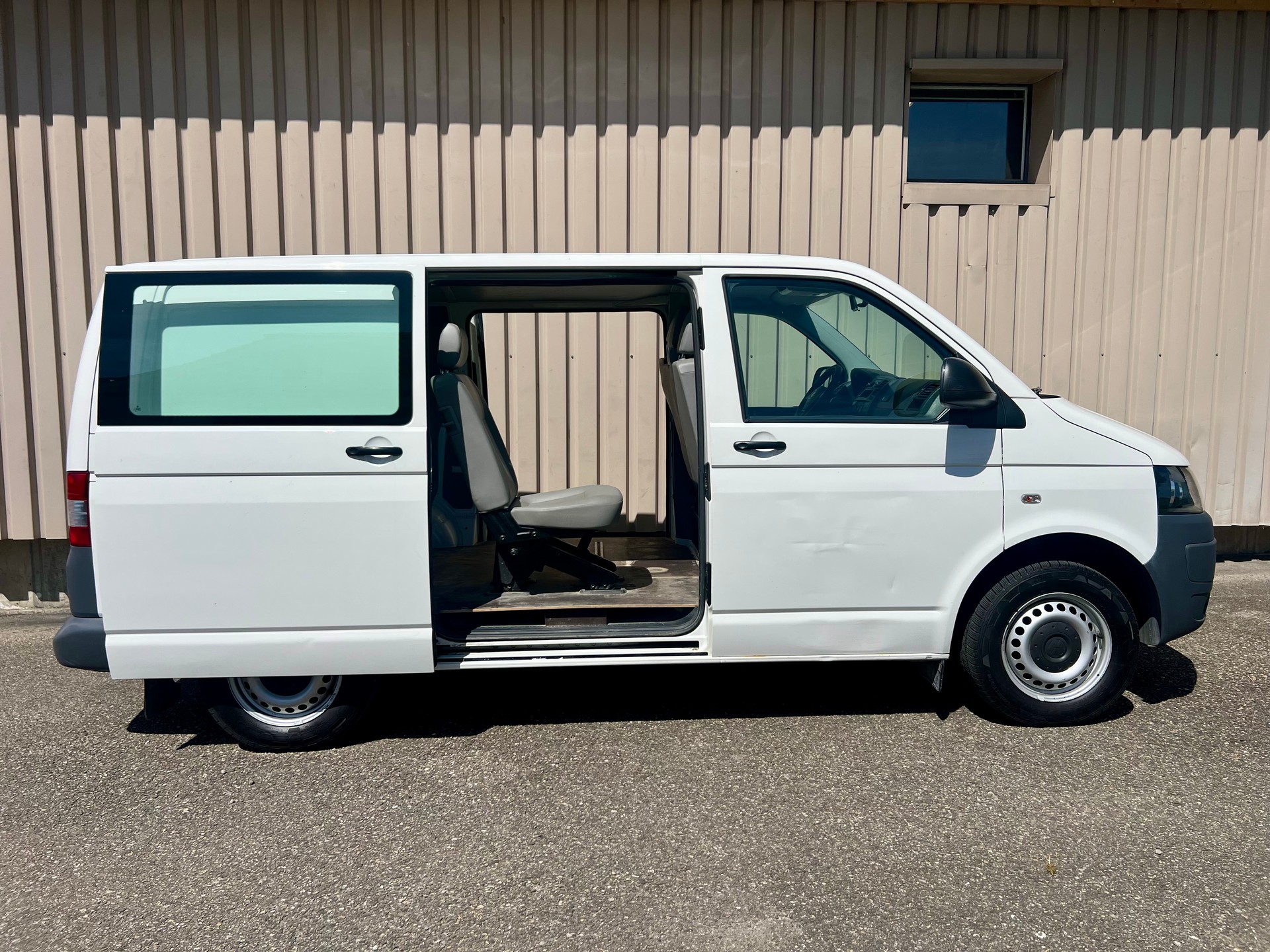 VW T5 2.0 TDI 4Motion Kastenwagen by Nutzfahrzeugcenter Seetal-image-5