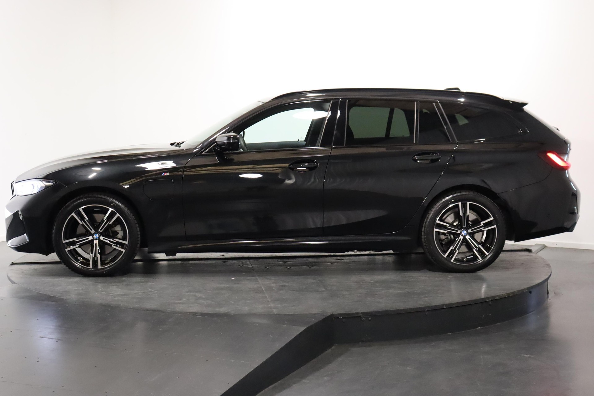 BMW 330e xDrive SAG Touring-showroom-element-3