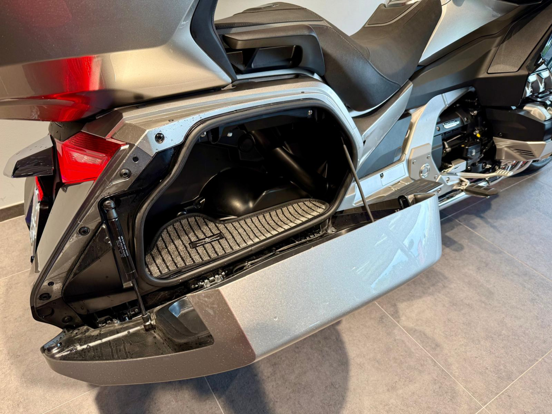 HONDA GL 1800 Gold Wing Tour DCT-image-3