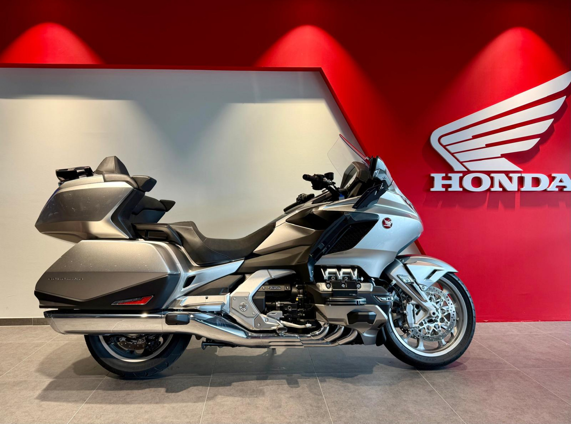 HONDA GL 1800 Gold Wing Tour DCT-image-2