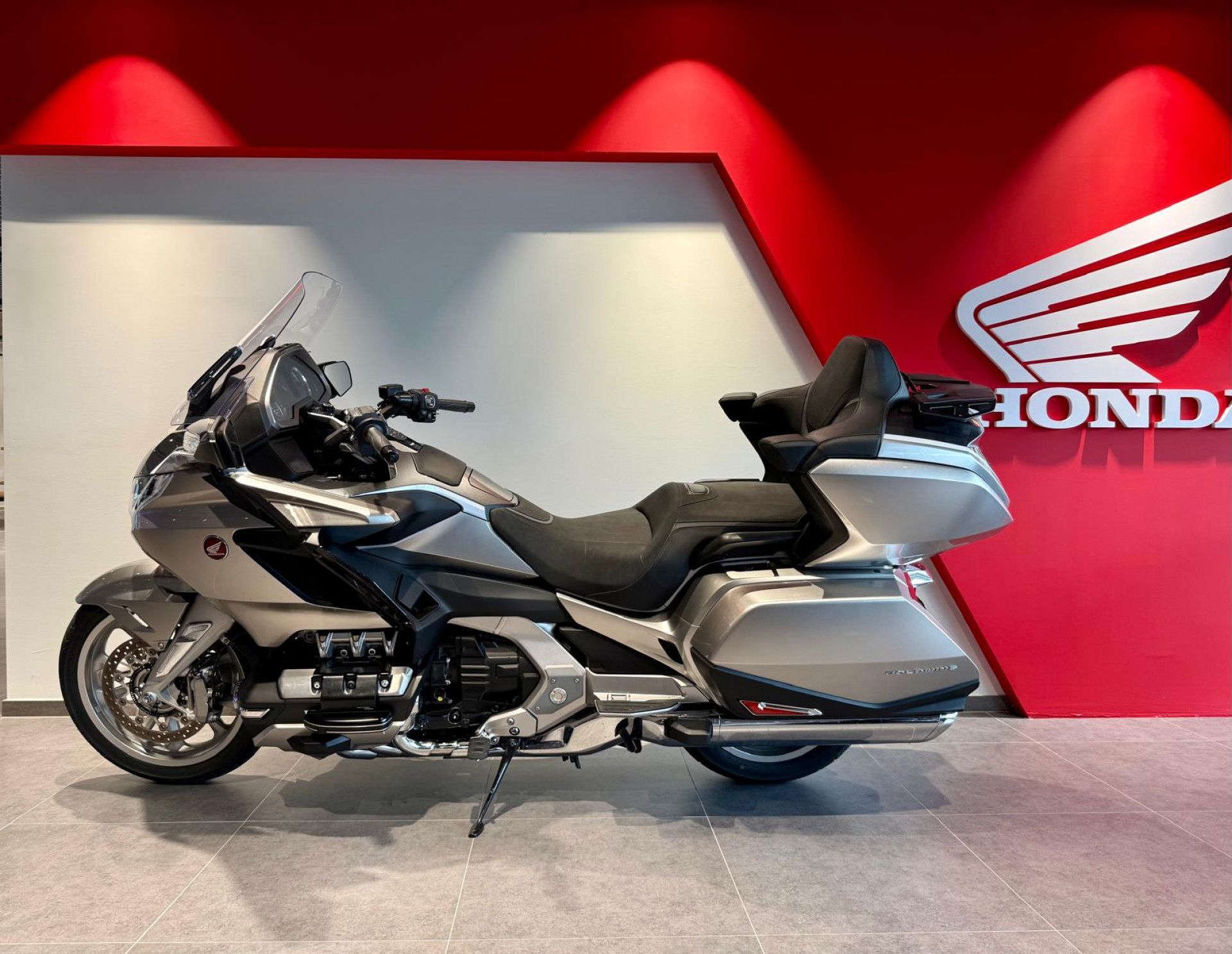 HONDA GL 1800 Gold Wing Tour DCT-image-1
