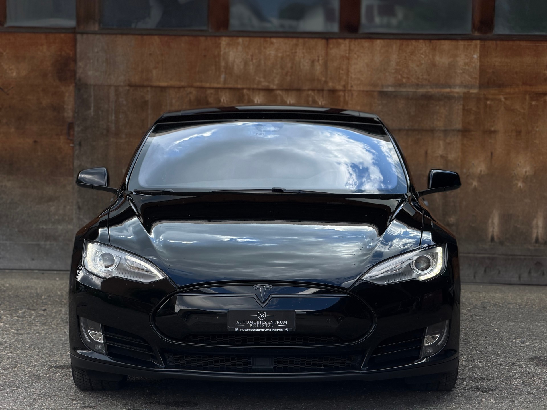 TESLA Model S 85 D Performance-showroom-element-1