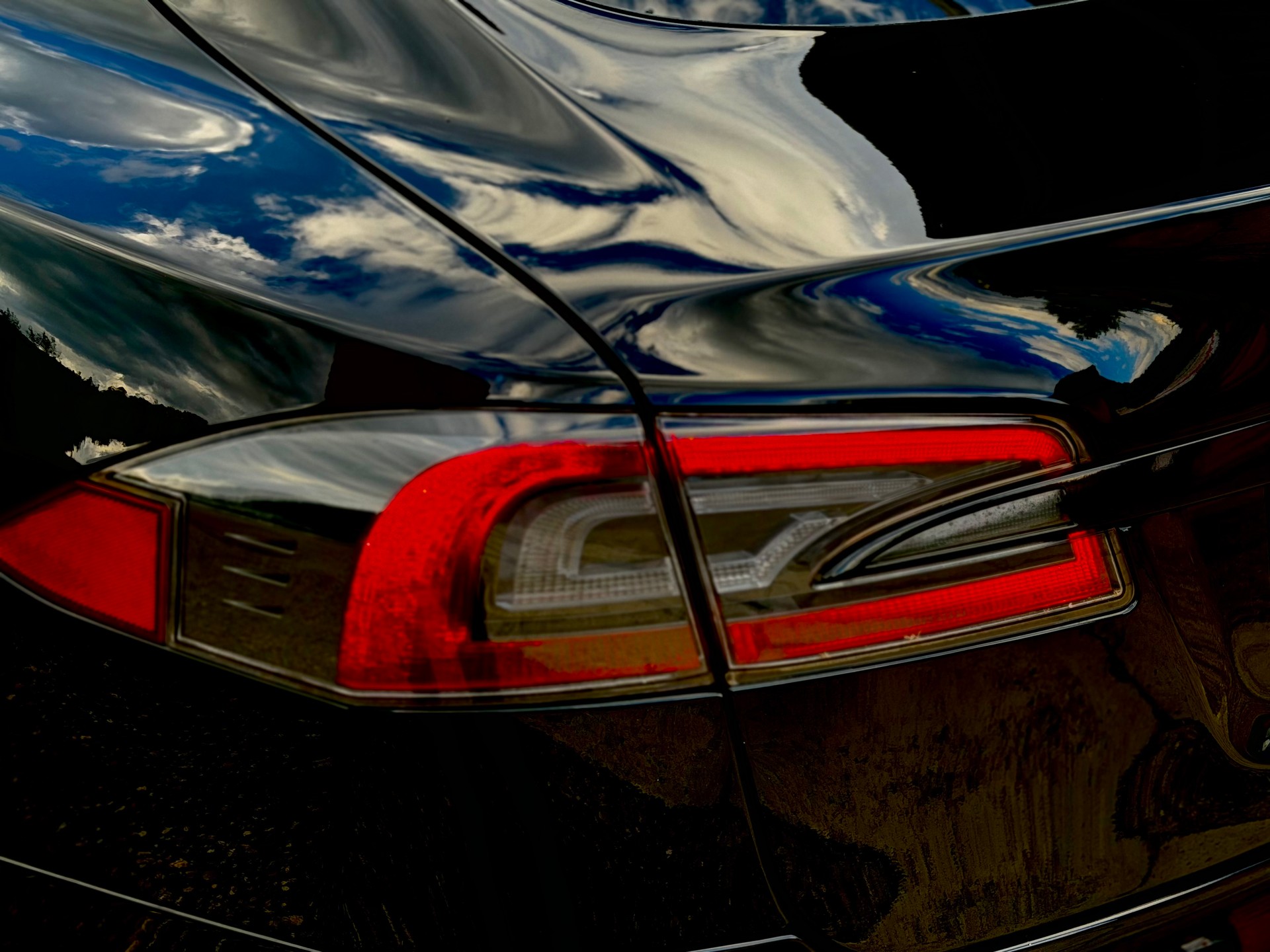 TESLA Model S 85 D Performance-image-23
