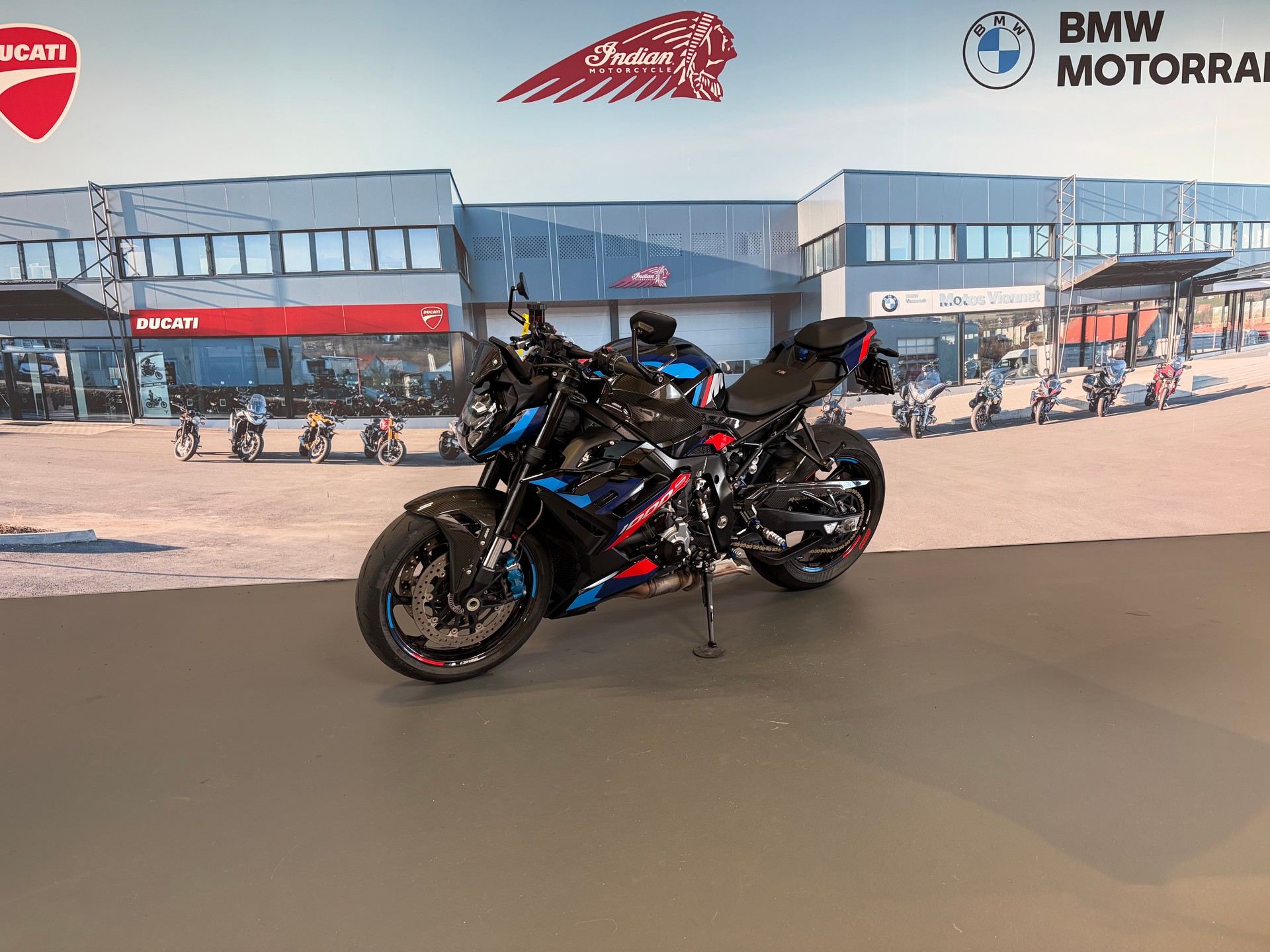 BMW M 1000 R-showroom-element-3