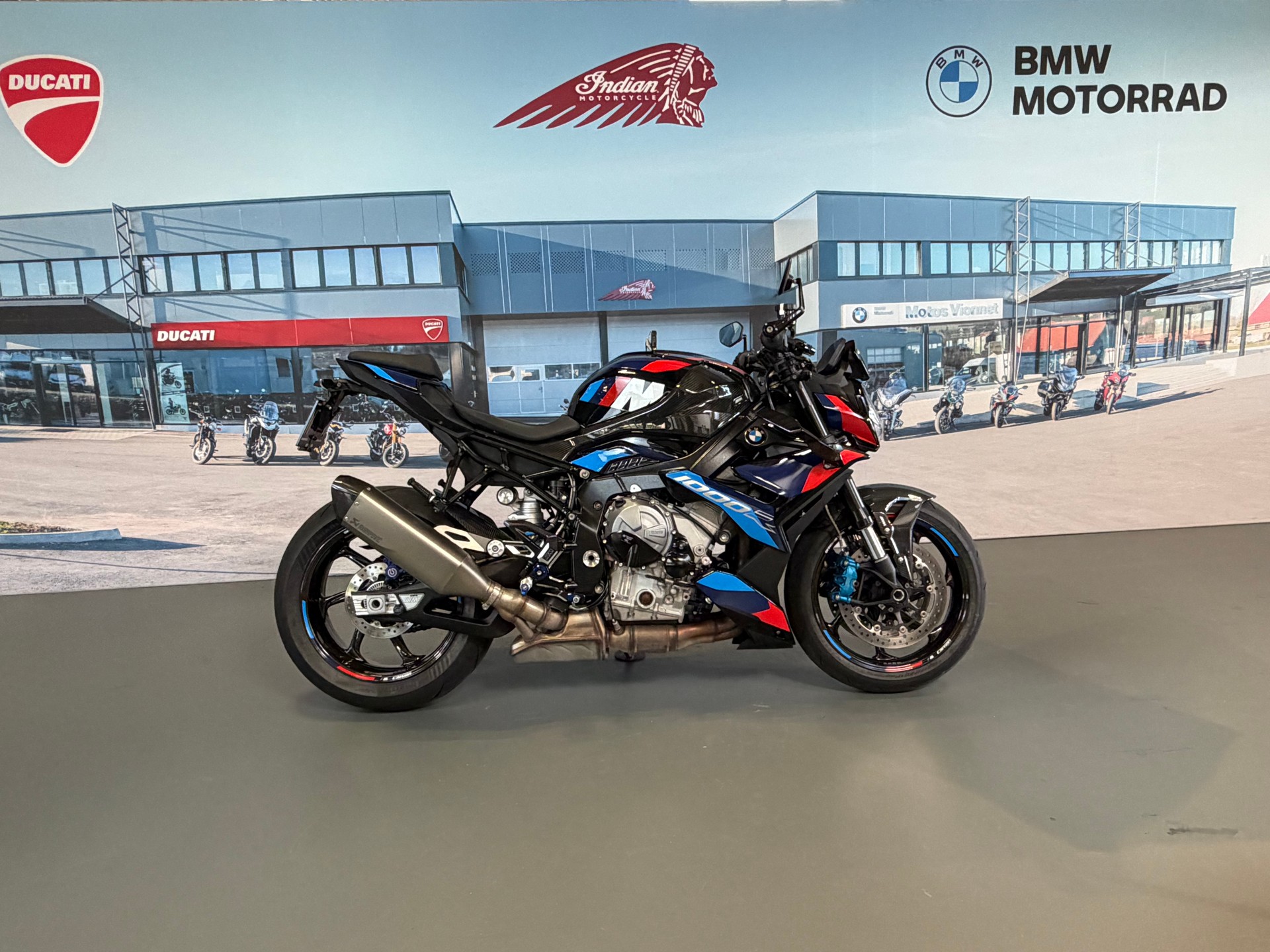 BMW M 1000 R-showroom-element-1