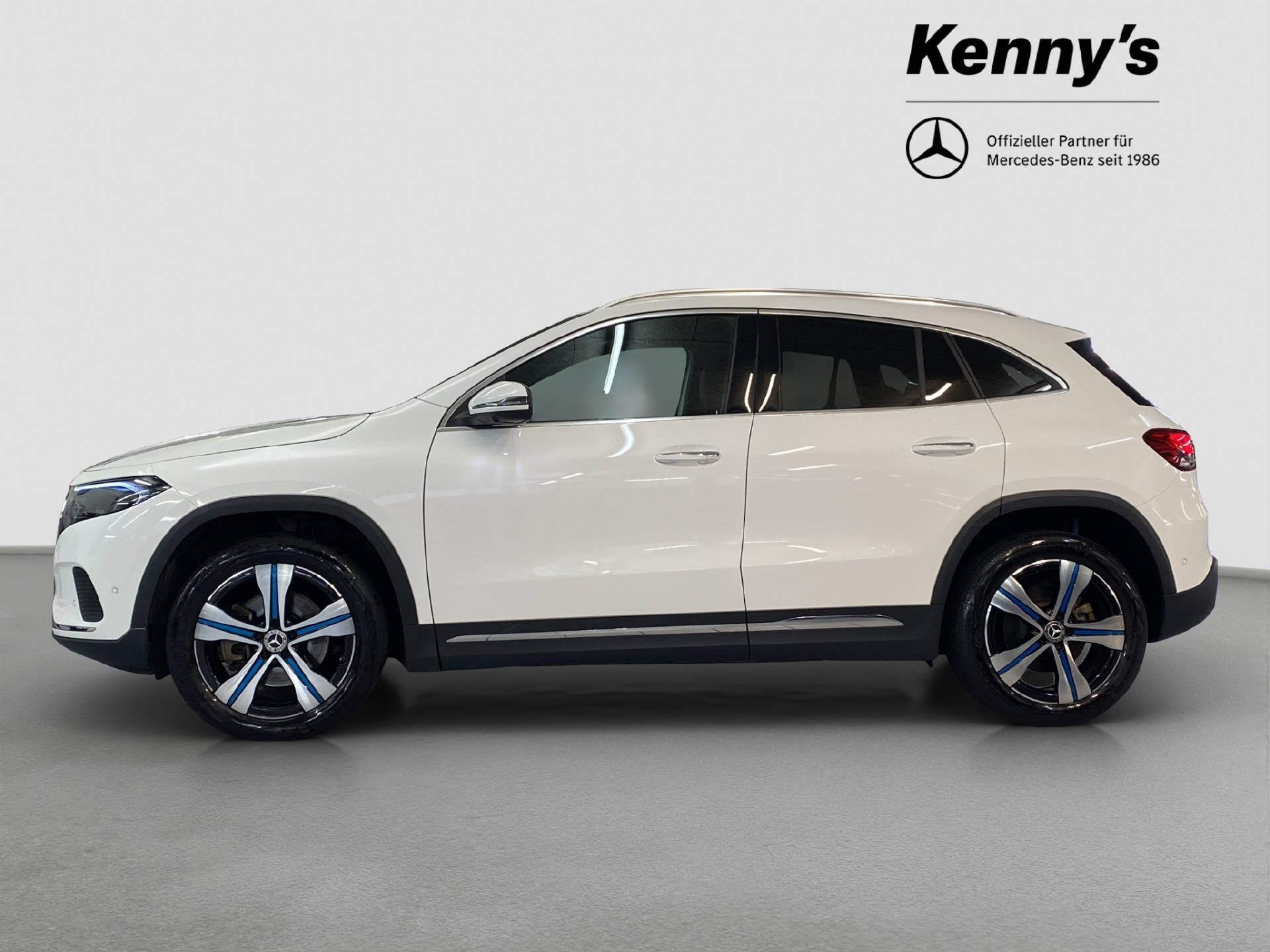 MERCEDES-BENZ EQA 300 Swiss Star 4MATIC-showroom-element-3