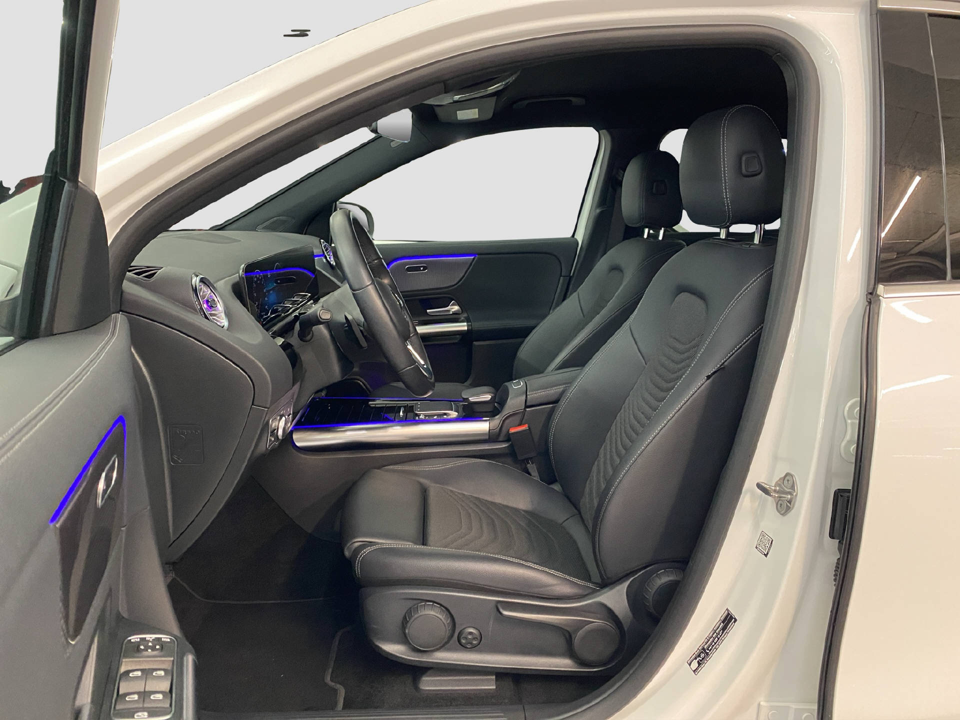 MERCEDES-BENZ EQA 300 Swiss Star 4MATIC-image-7