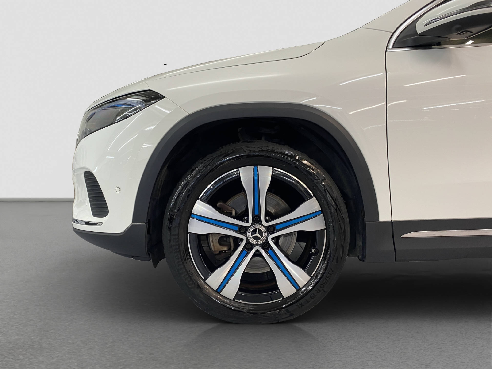 MERCEDES-BENZ EQA 300 Swiss Star 4MATIC-image-6