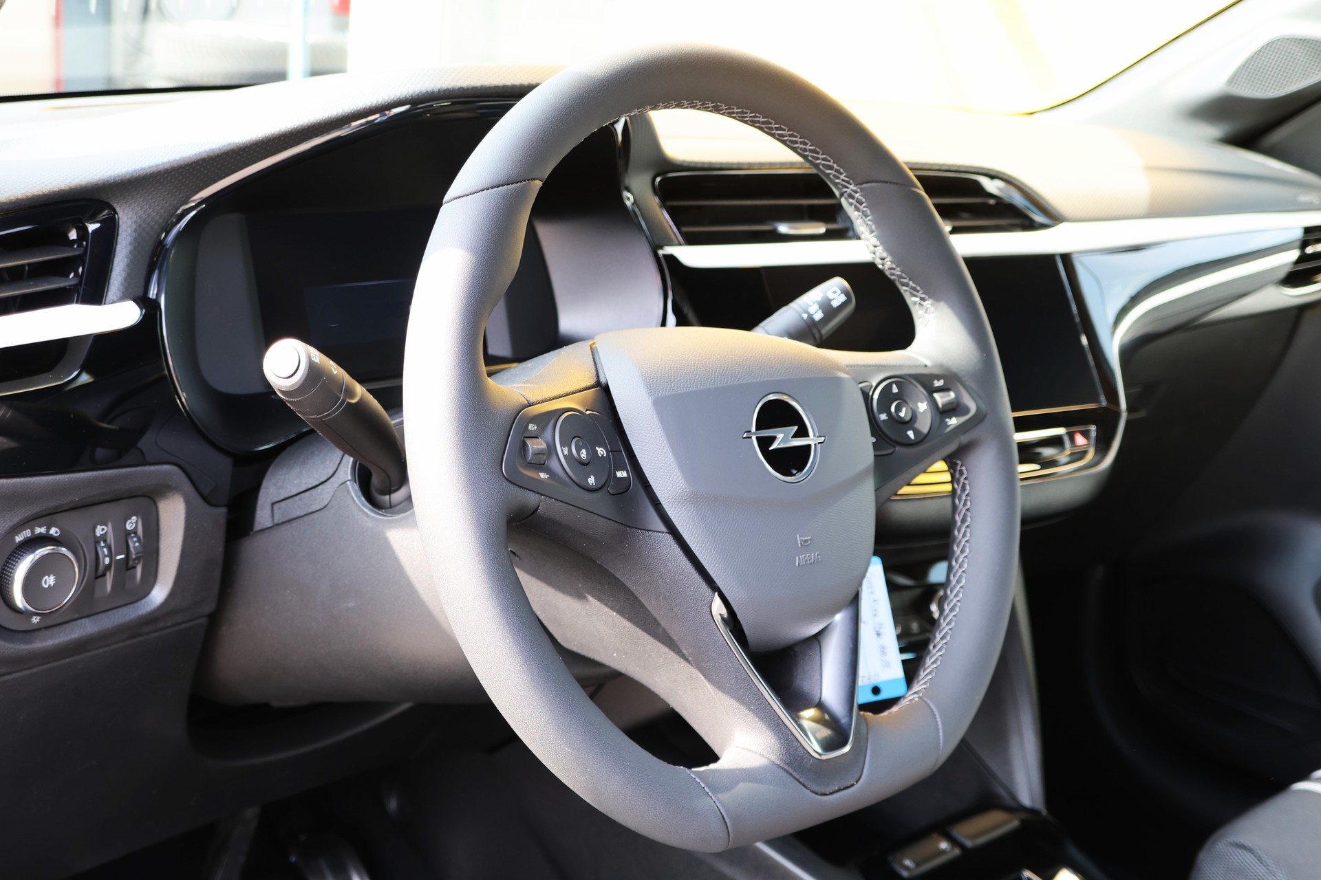 OPEL Corsa 1.2T MHEV Viva Limitiertes Sondermodell-image-4