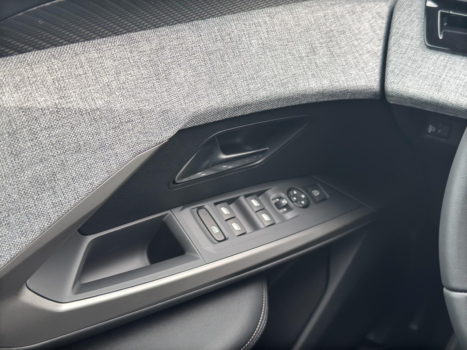 PEUGEOT 5008 1.2 Hybrid 145 Allure Premium-image-11