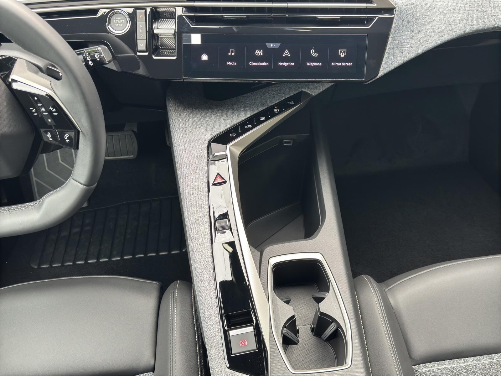PEUGEOT 5008 1.2 Hybrid 145 Allure Premium-image-16