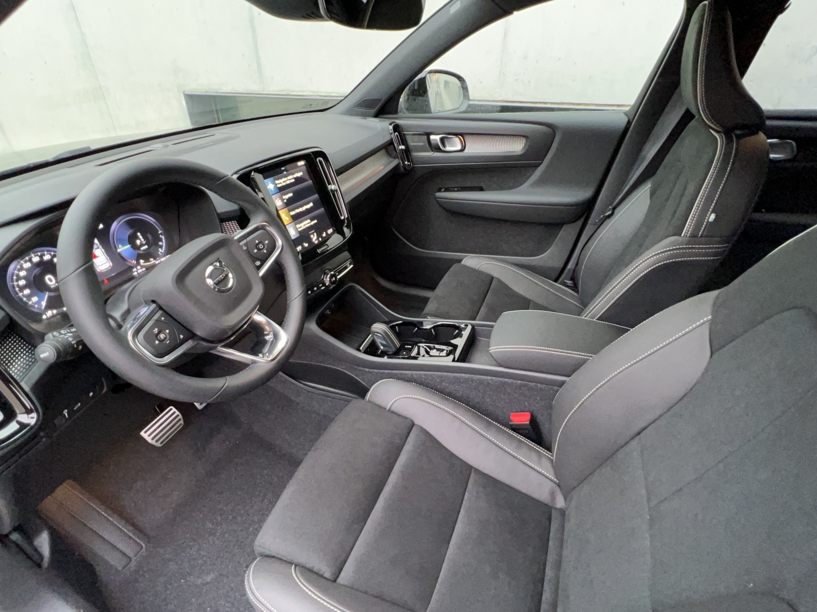 VOLVO XC40 1.5 T5 PiH R-Design-image-4