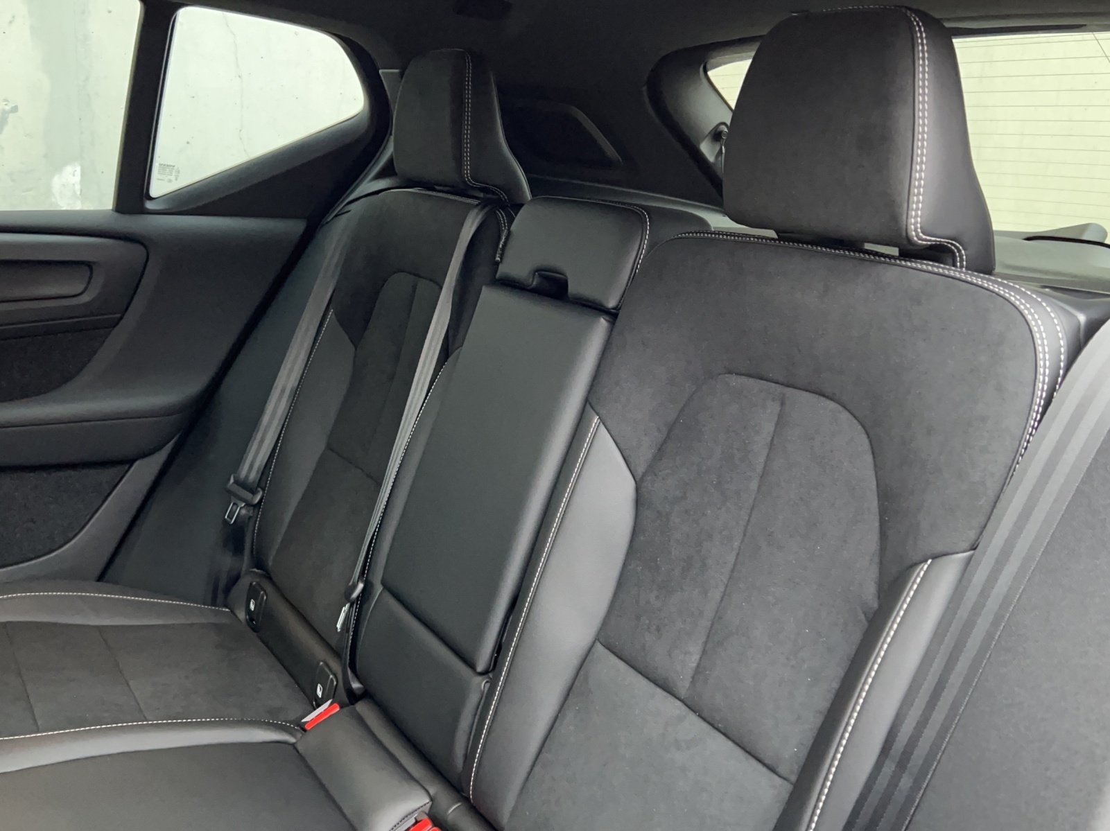 VOLVO XC40 1.5 T5 PiH R-Design-image-9
