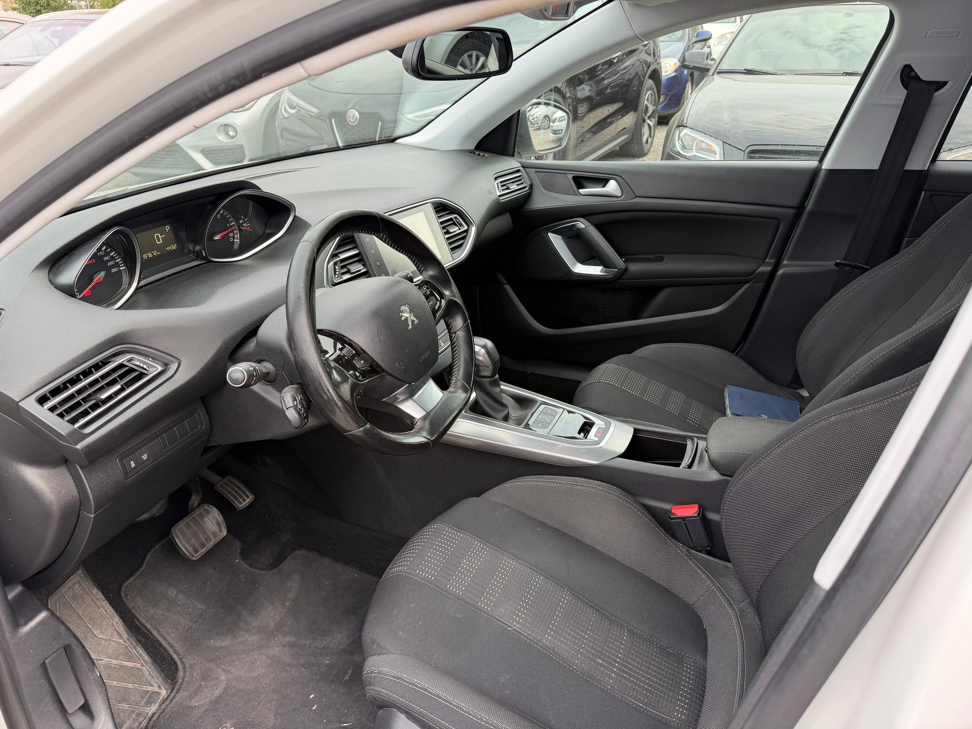 PEUGEOT 308 SW 2.0 BlueHDI Allure Automatic-image-6
