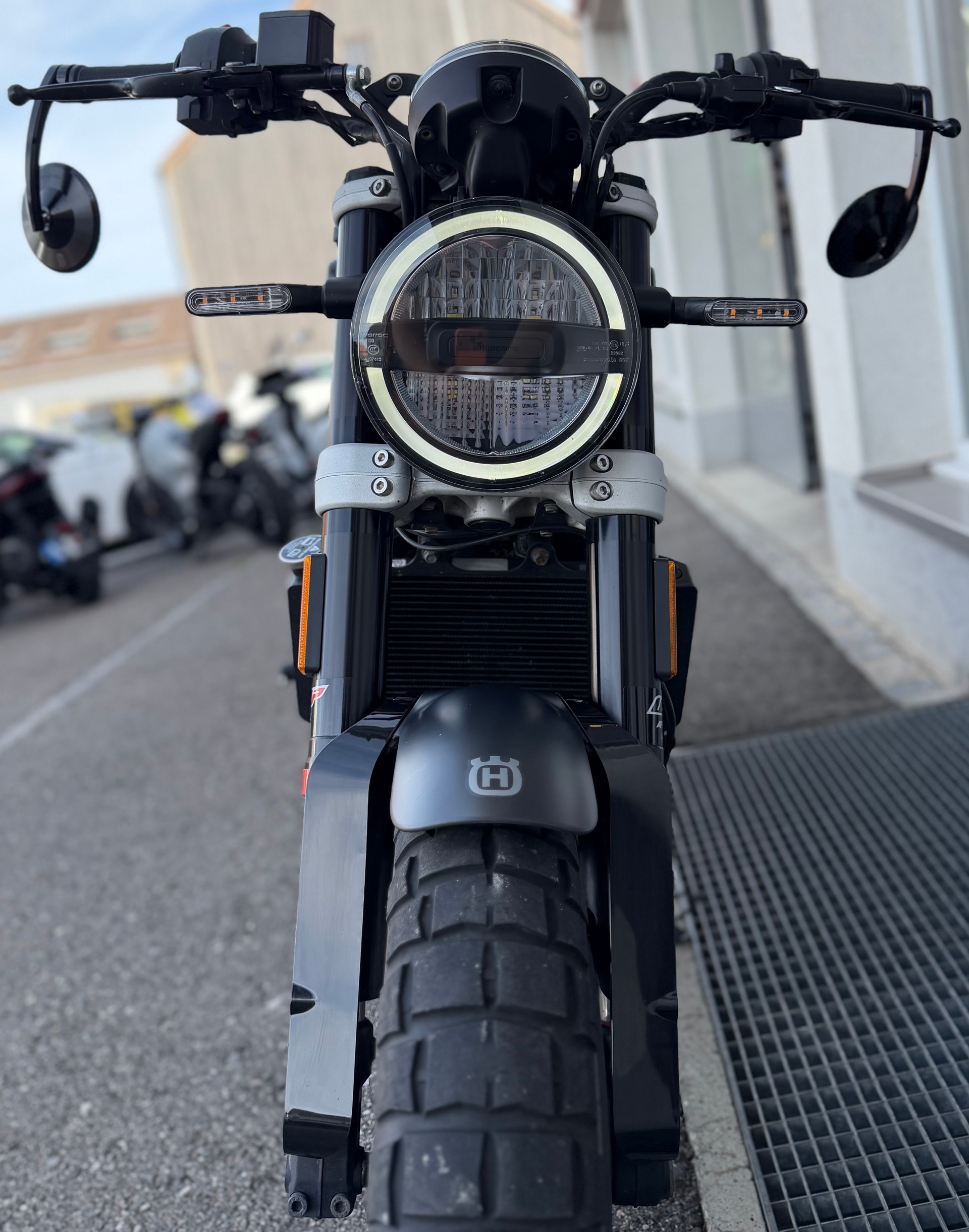 HUSQVARNA Svartpilen 401-image-1