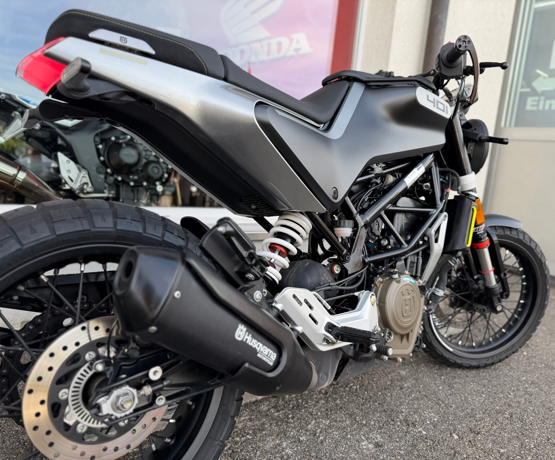 HUSQVARNA Svartpilen 401-image-7