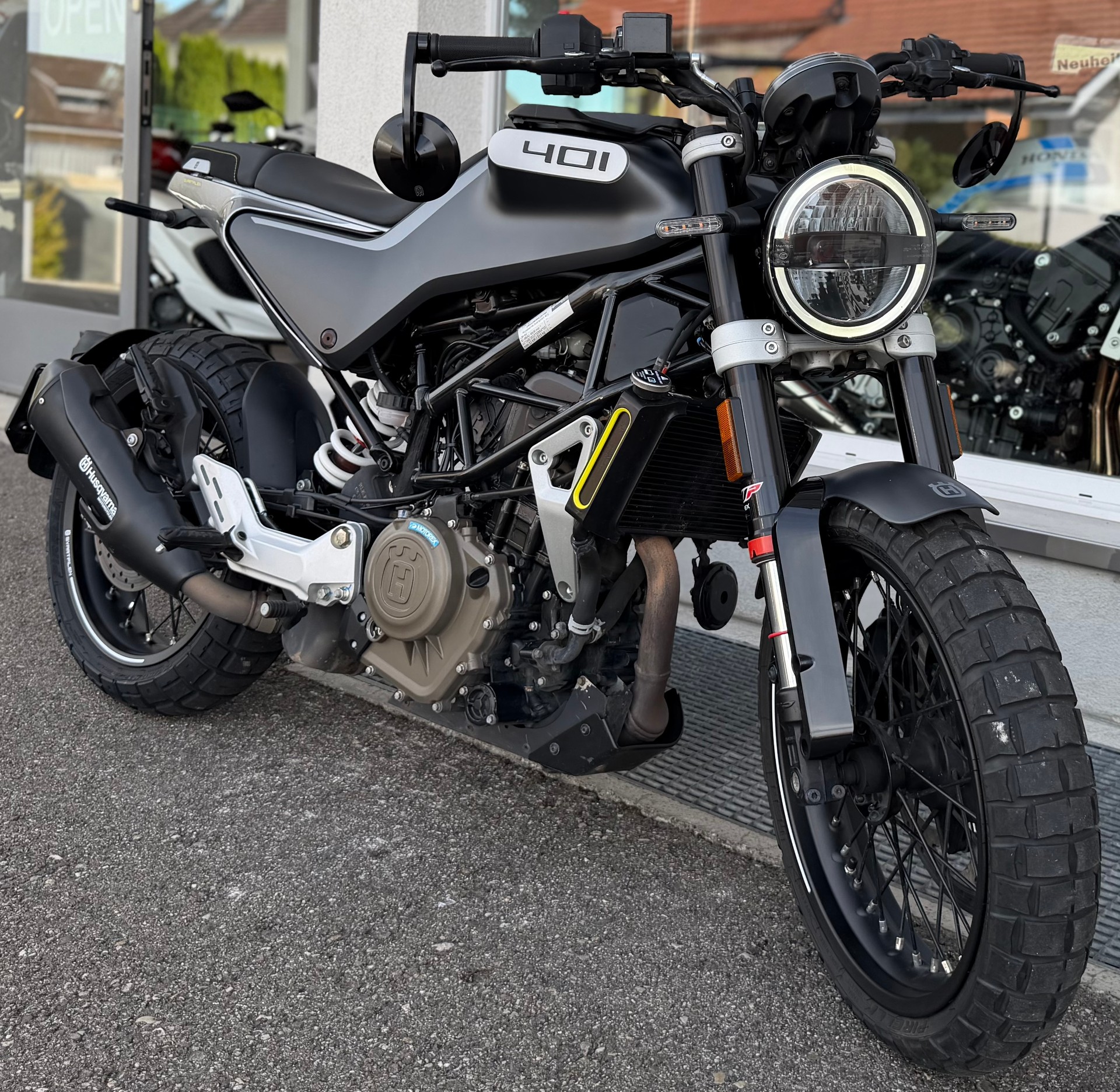 HUSQVARNA Svartpilen 401-image-2