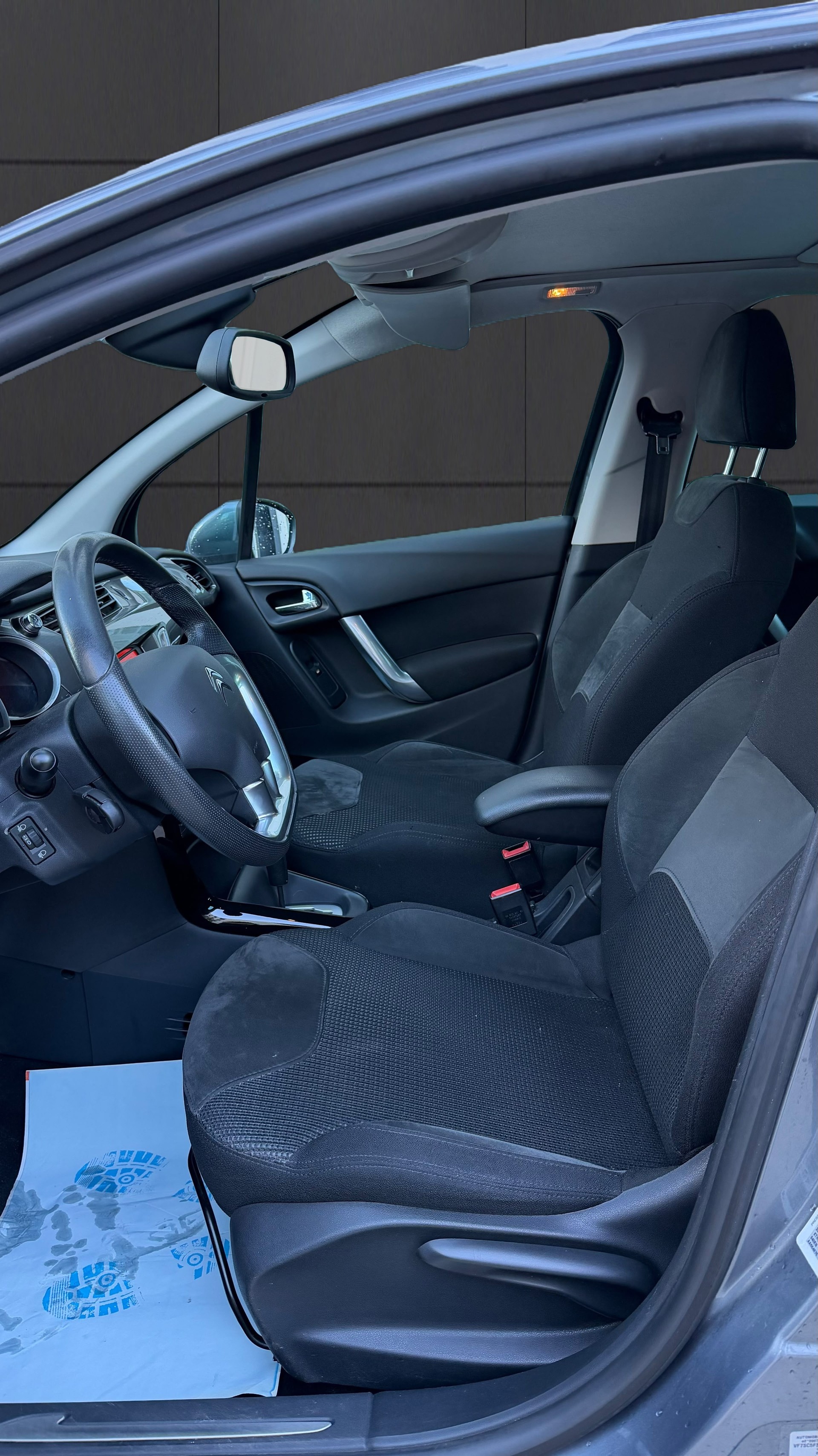 CITROEN C3 1.6i 16V Exclusive Automatic-image-8