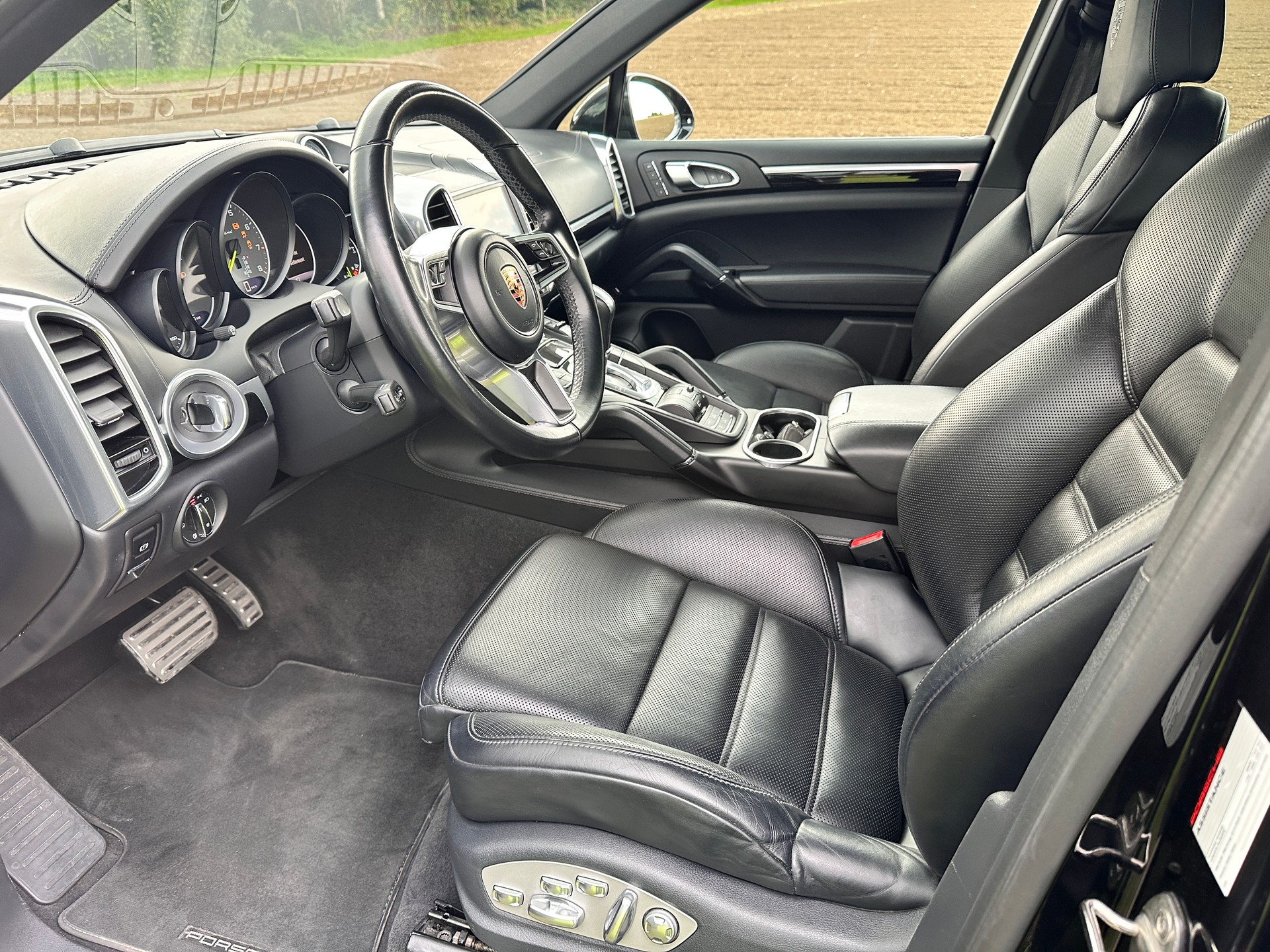 PORSCHE Cayenne S E-Hybrid Platinum Edition-image-8