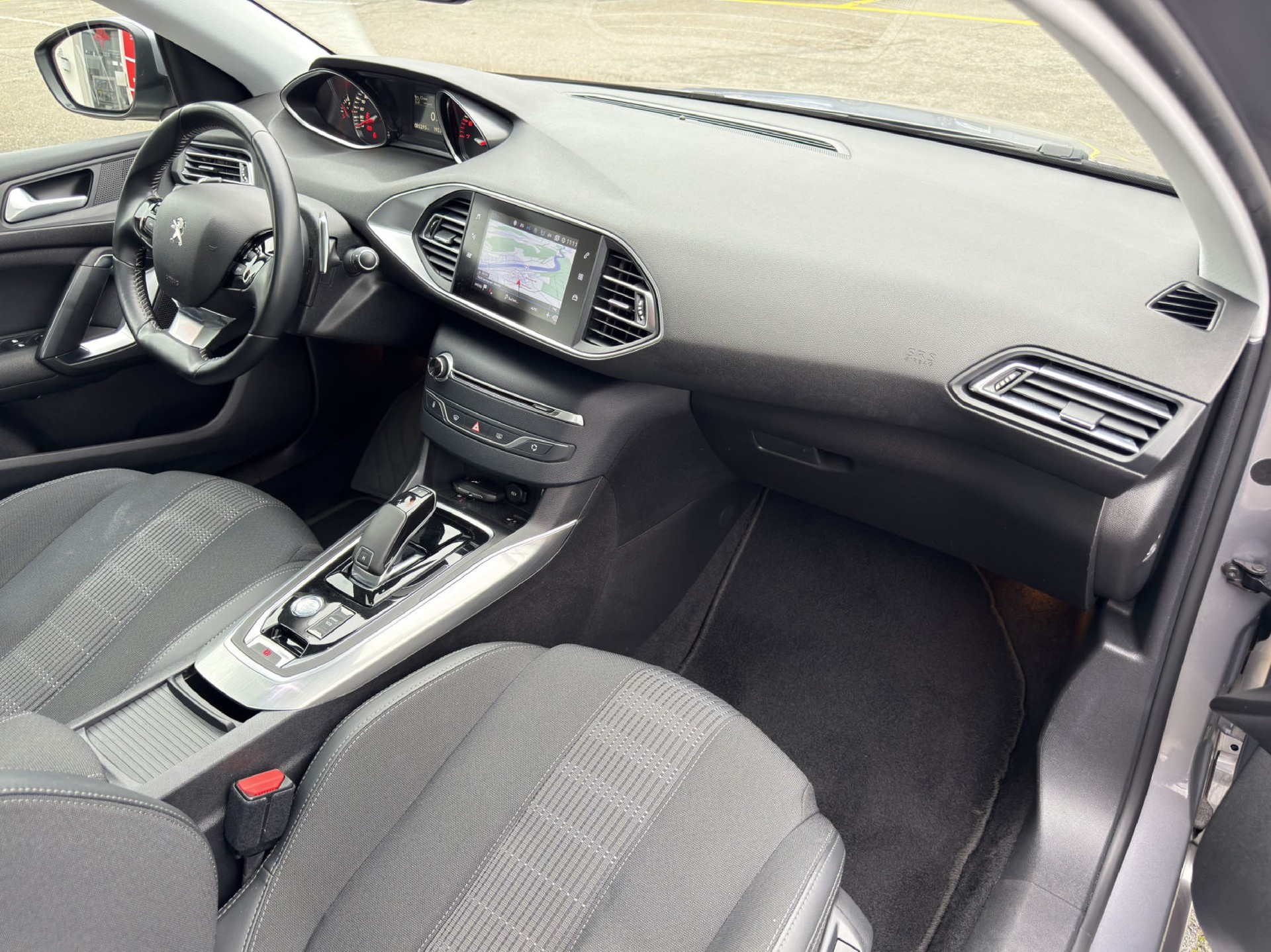 PEUGEOT 308 1.2 PureTech 130 Allure S/S-image-10