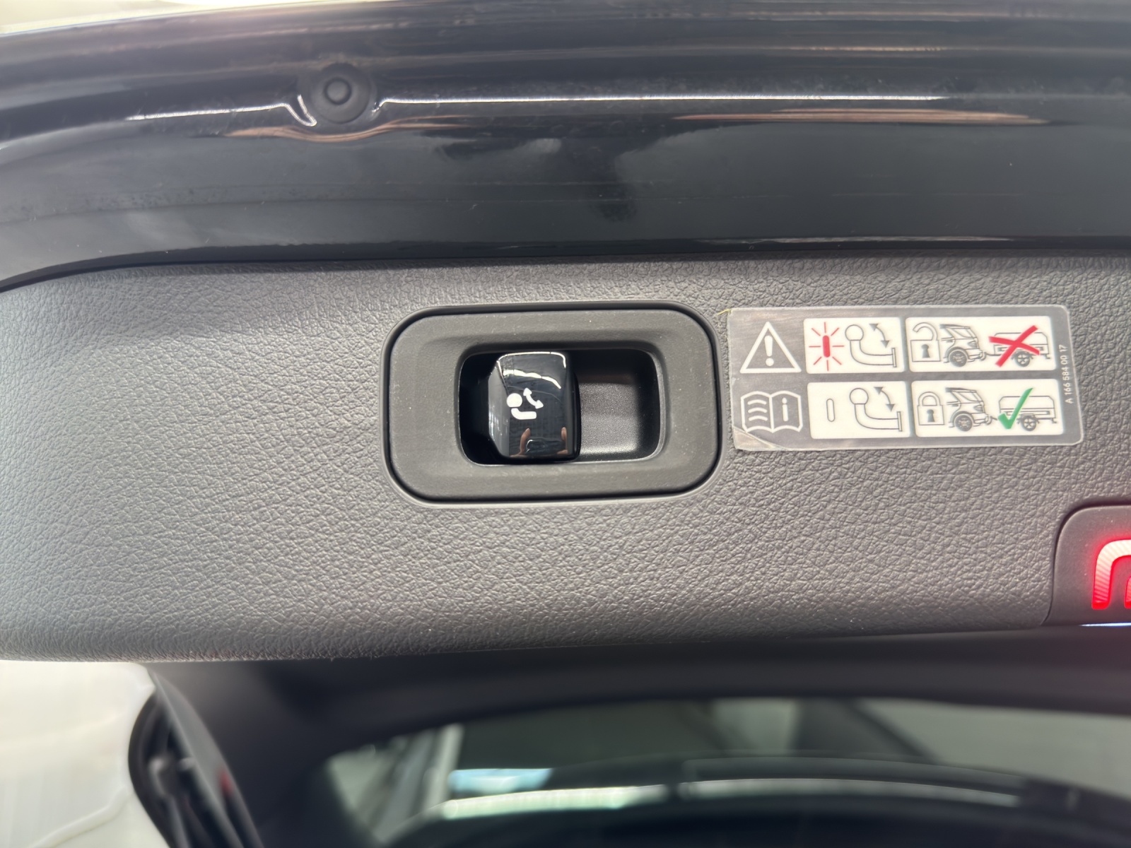MERCEDES-BENZ C 300 AMG Line 4Matic T-image-12