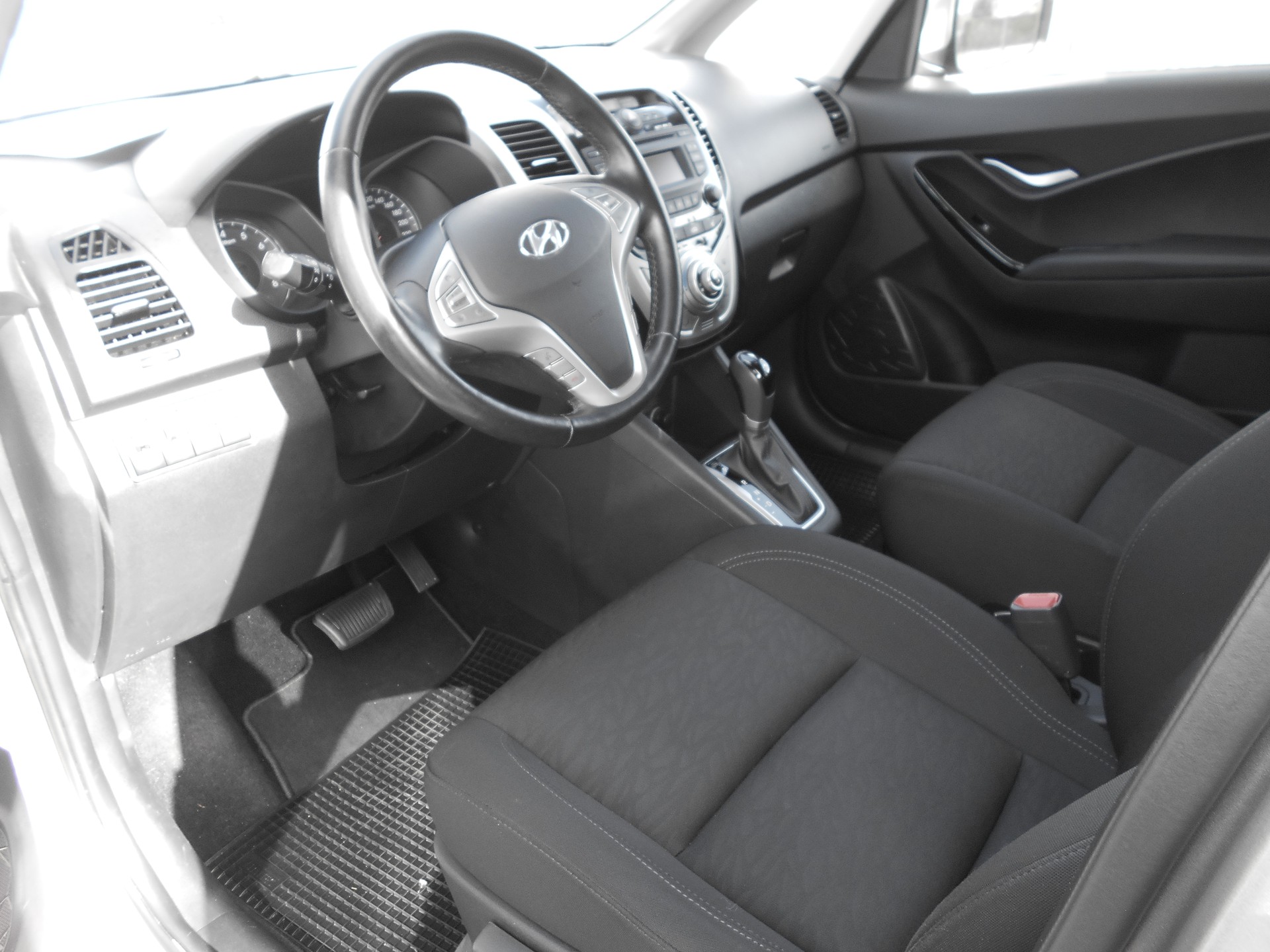 HYUNDAI iX20 1.6 Amplia Automatic-image-4