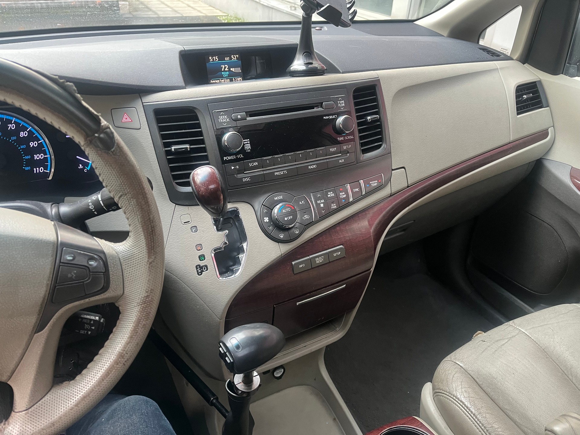 TOYOTA Sienna-image-12