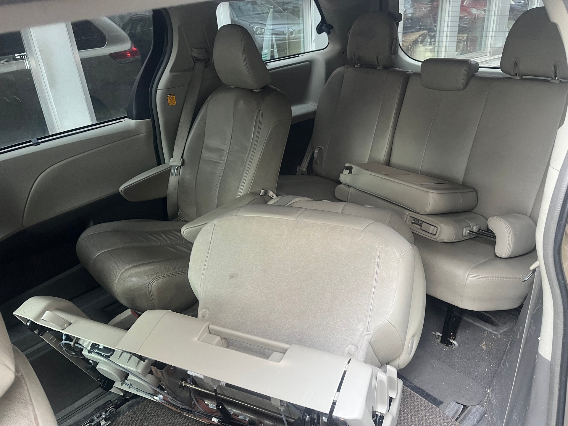 TOYOTA Sienna-image-14