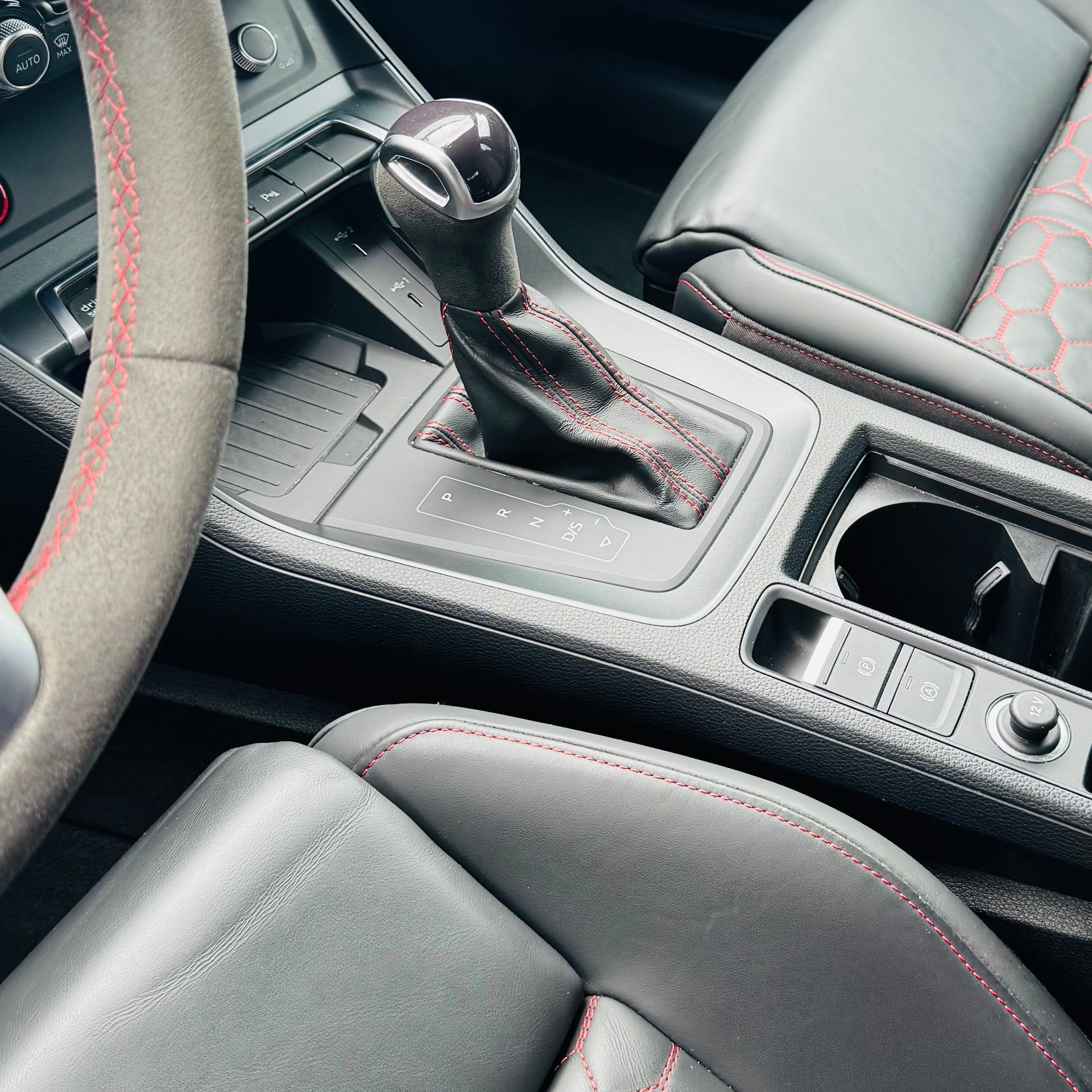 AUDI RS Q3 Sportback quattro S tronic-image-8