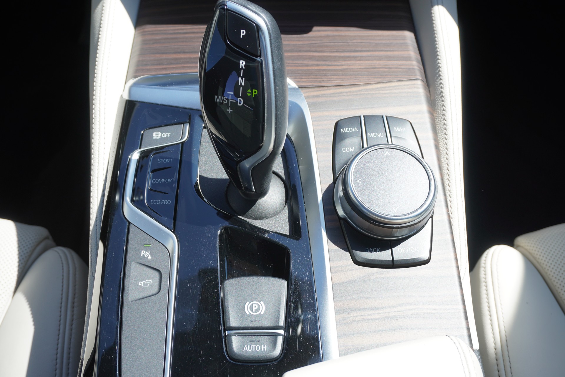 BMW 540i xDrive Touring Luxury Line Steptronic-image-24