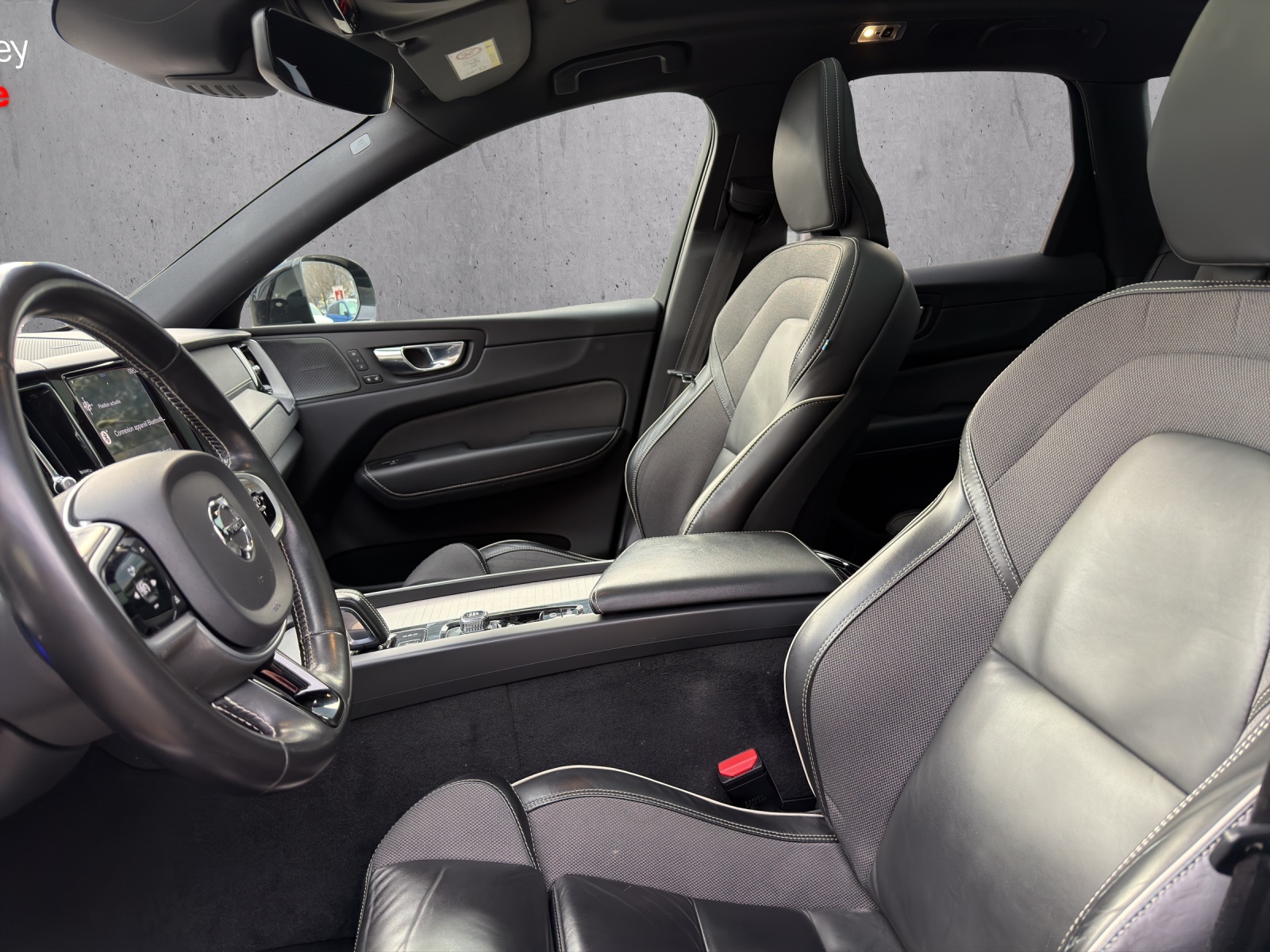 VOLVO XC60 B6 Benzin Mild Hybrid AWD R-Design Geartronic-image-7