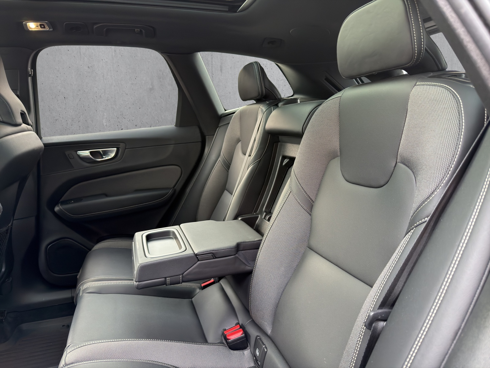 VOLVO XC60 B6 Benzin Mild Hybrid AWD R-Design Geartronic-image-12