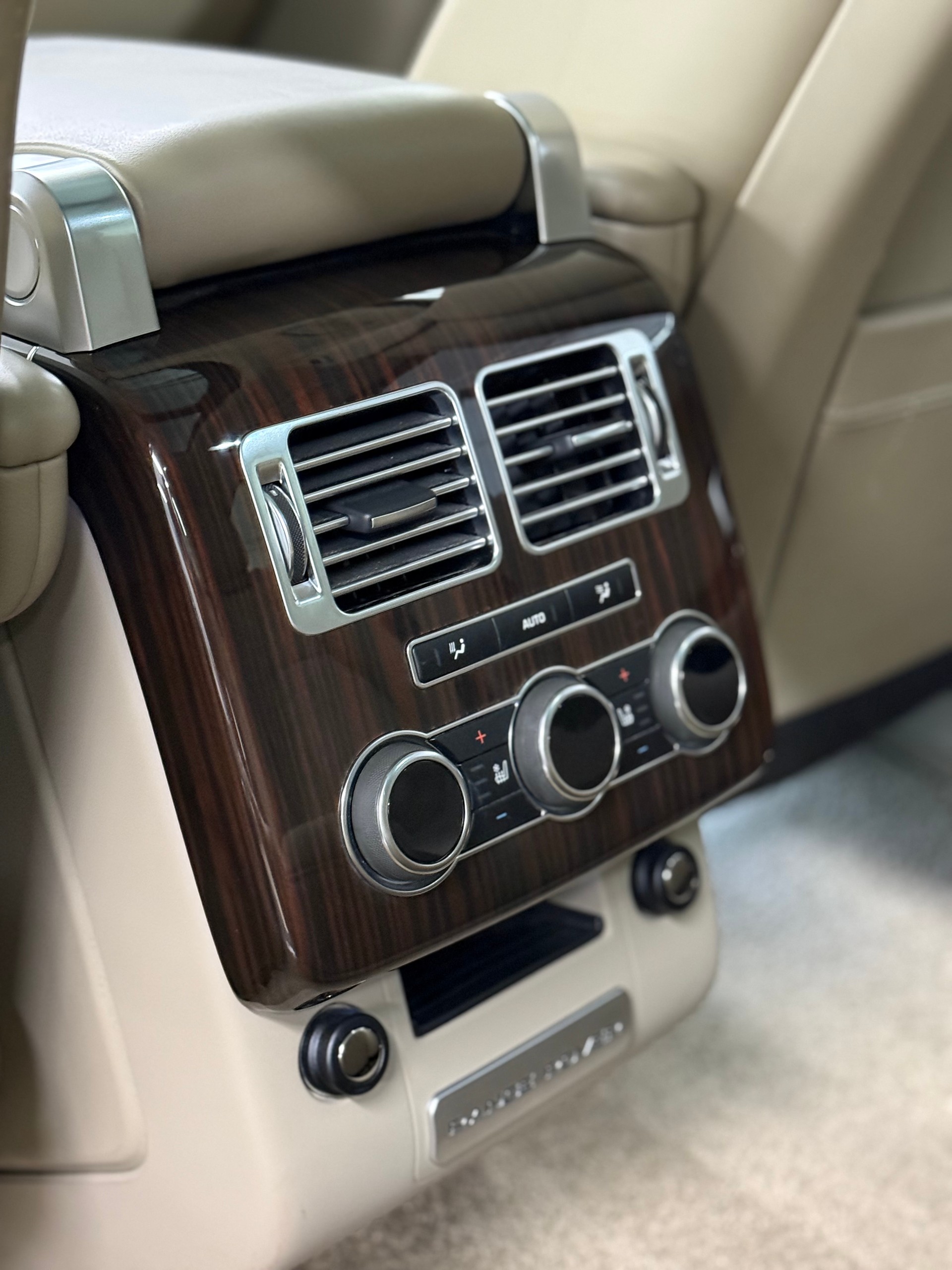 LAND ROVER Range Rover 5.0 V8 SVO Optik Autobiography-image-22