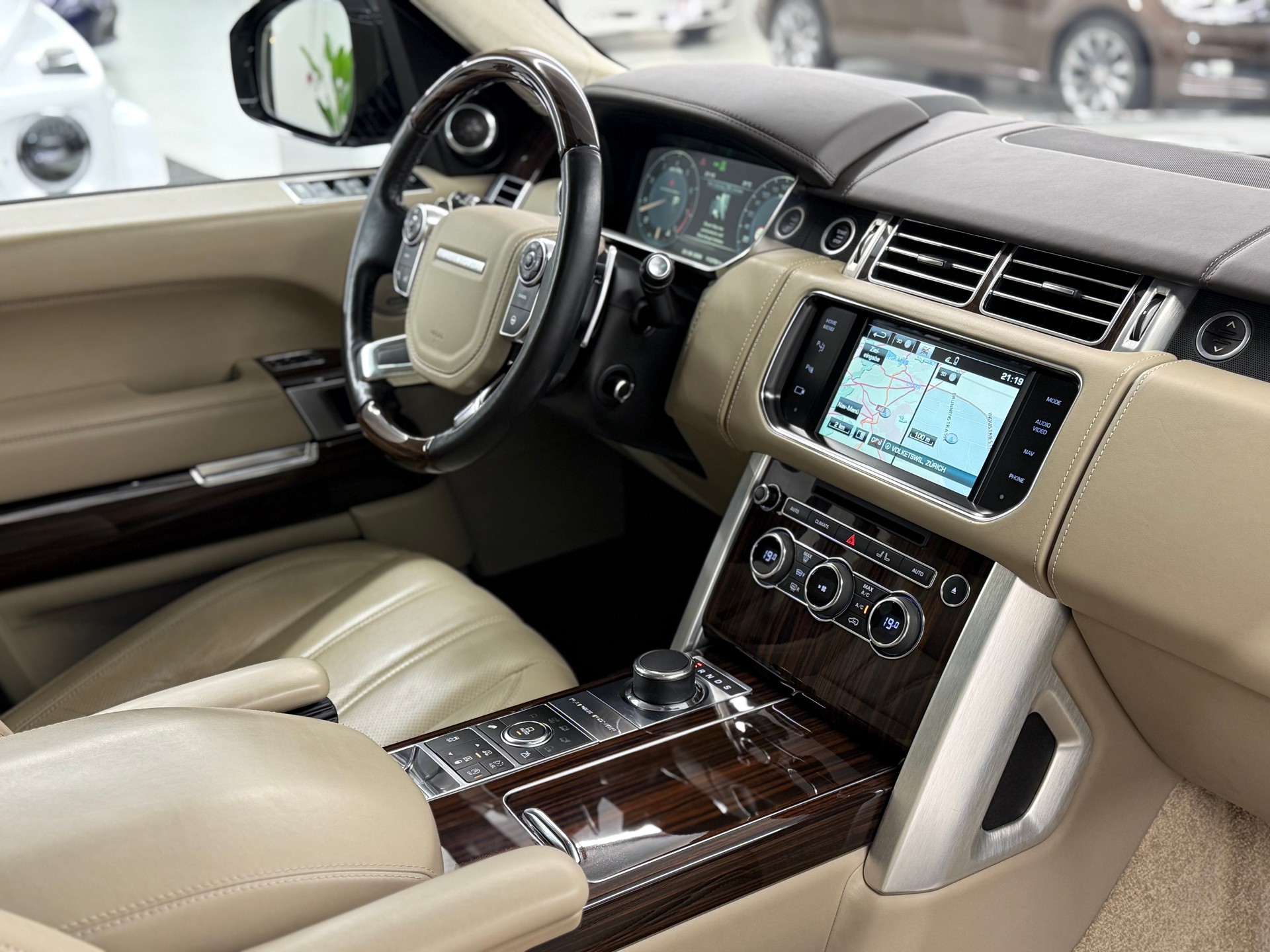 LAND ROVER Range Rover 5.0 V8 SVO Optik Autobiography-image-17