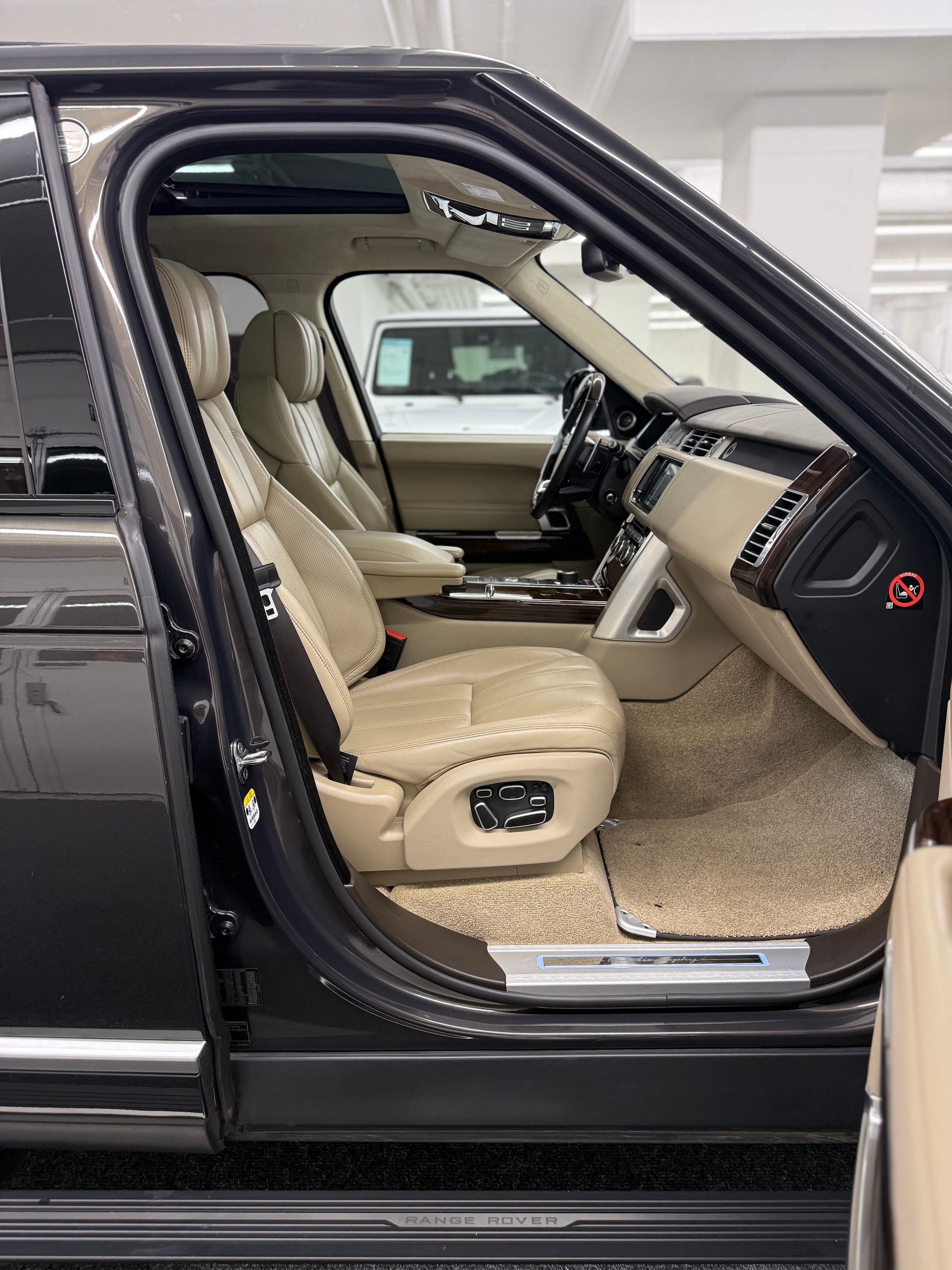 LAND ROVER Range Rover 5.0 V8 SVO Optik Autobiography-image-25