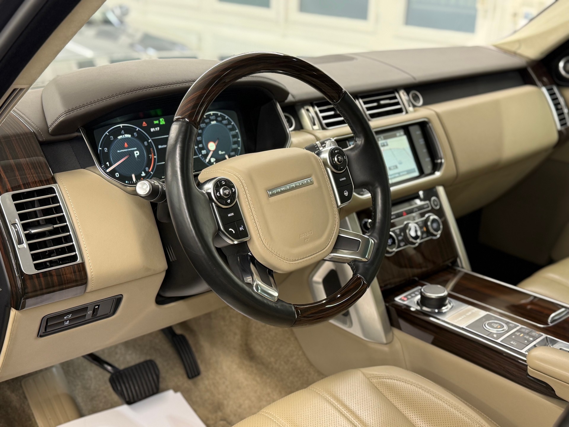 LAND ROVER Range Rover 5.0 V8 SVO Optik Autobiography-image-18