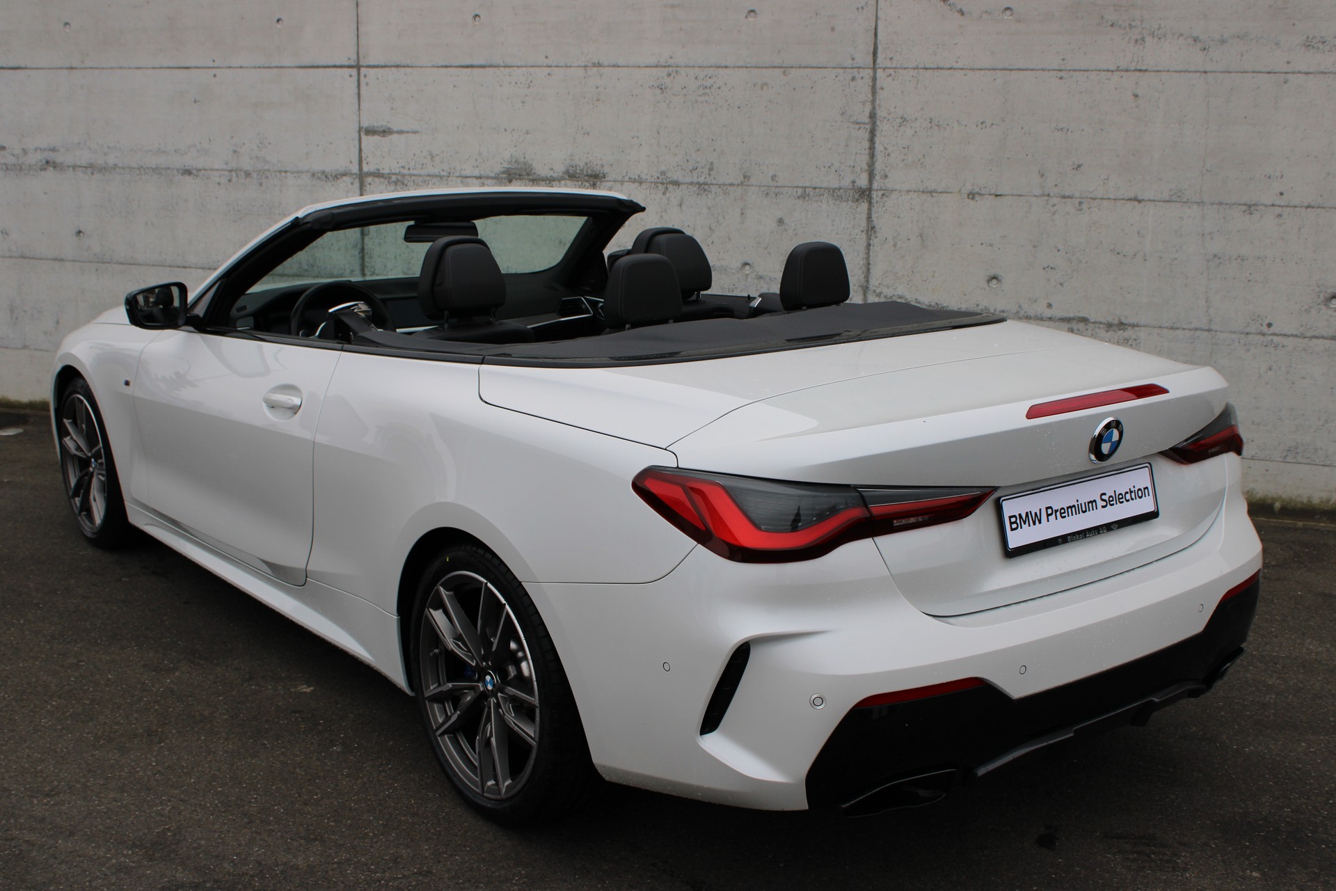 BMW M440i xDrive 48V Cabrio-image-5