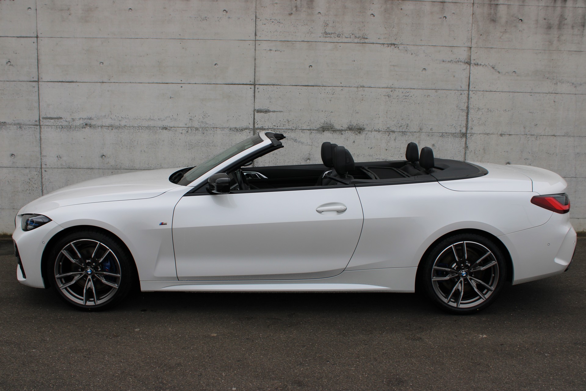 BMW M440i xDrive 48V Cabrio-image-4