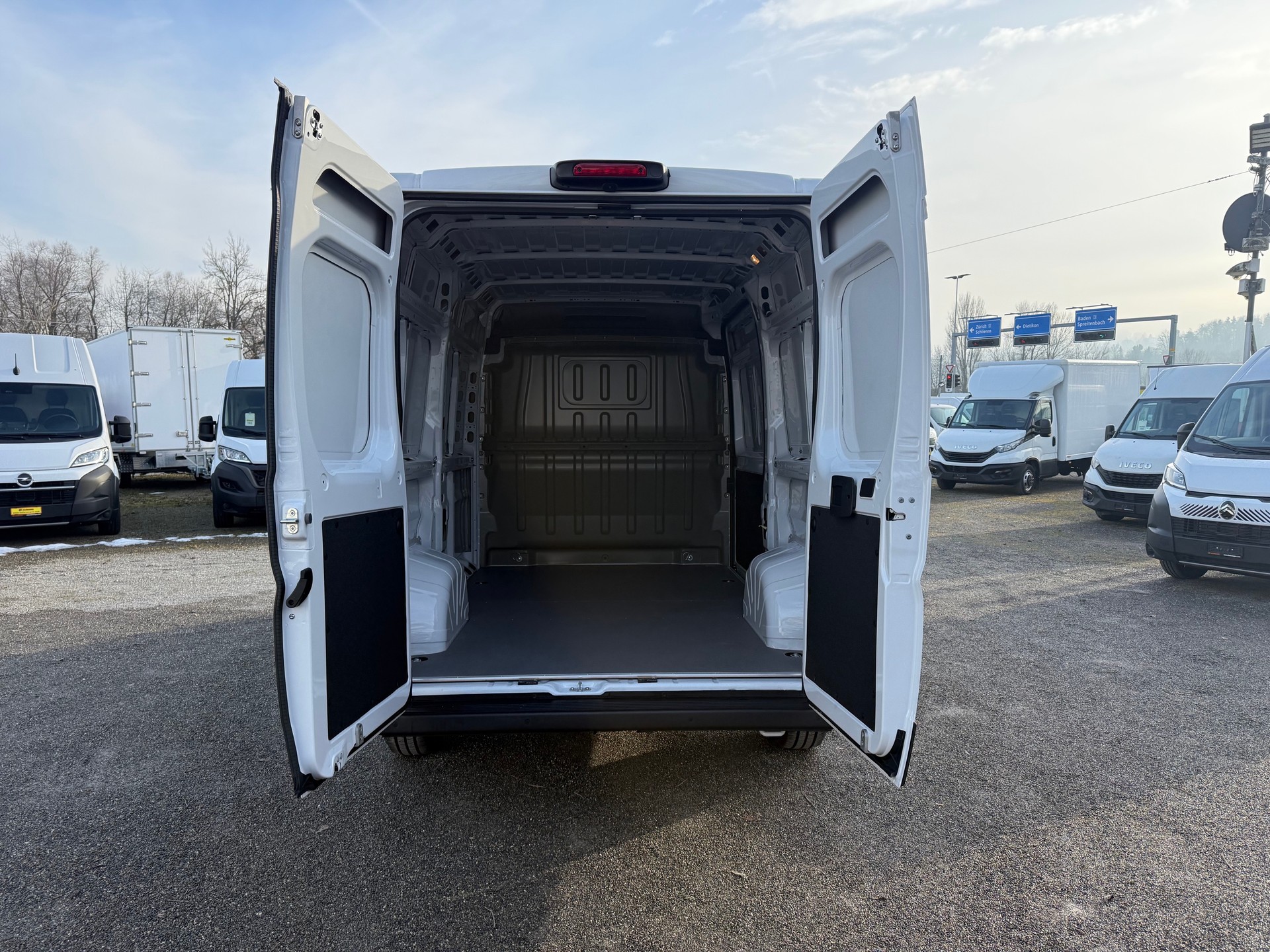 PEUGEOT Boxer 335 2.2 BlueHDI 140 L3H2 neues Interieur-image-1