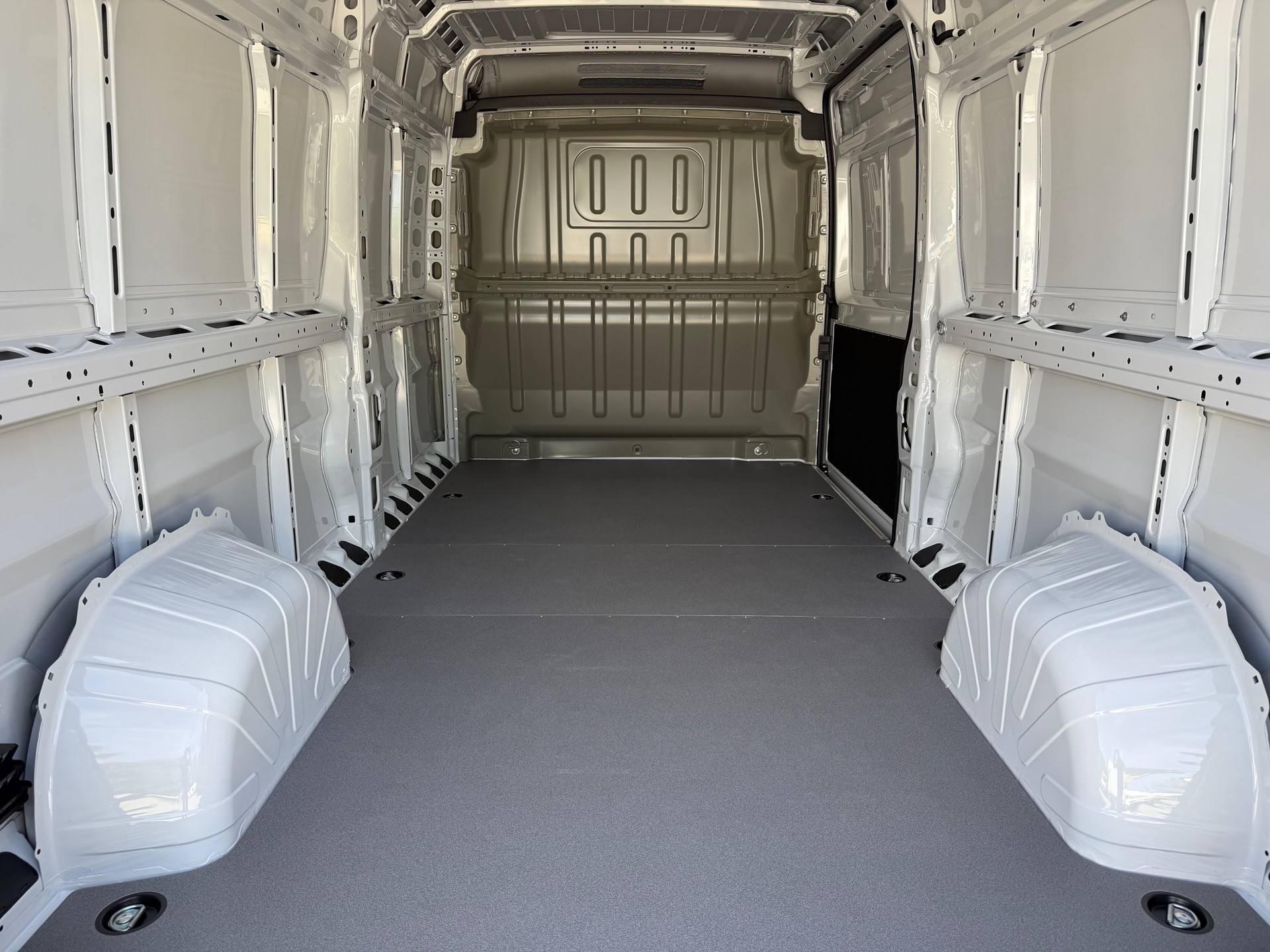 PEUGEOT Boxer 335 2.2 BlueHDI 140 L3H2 neues Interieur-image-6