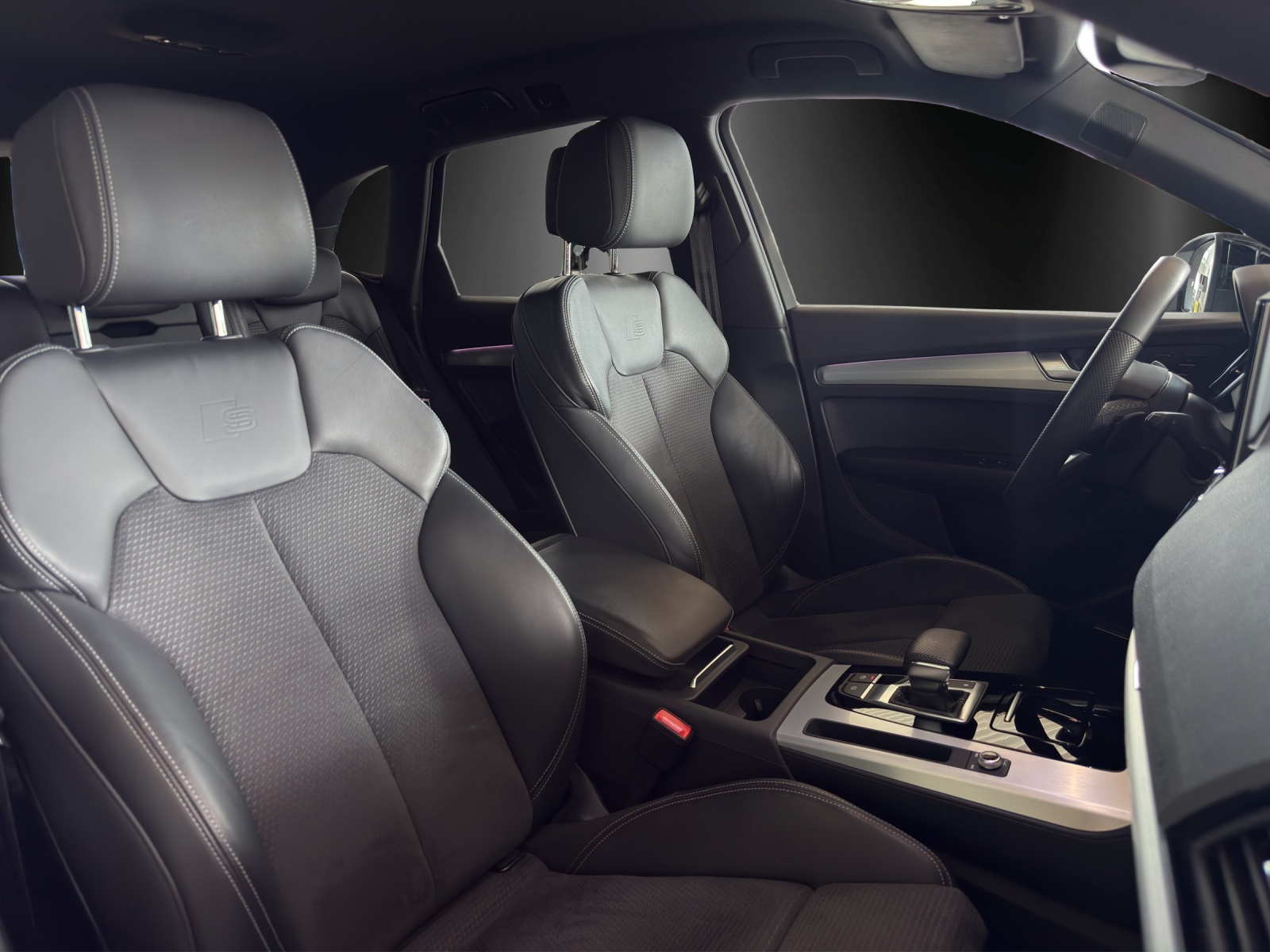 AUDI Q5 50 TFSI e PHEV Black Edition quattro S-tronic-image-8
