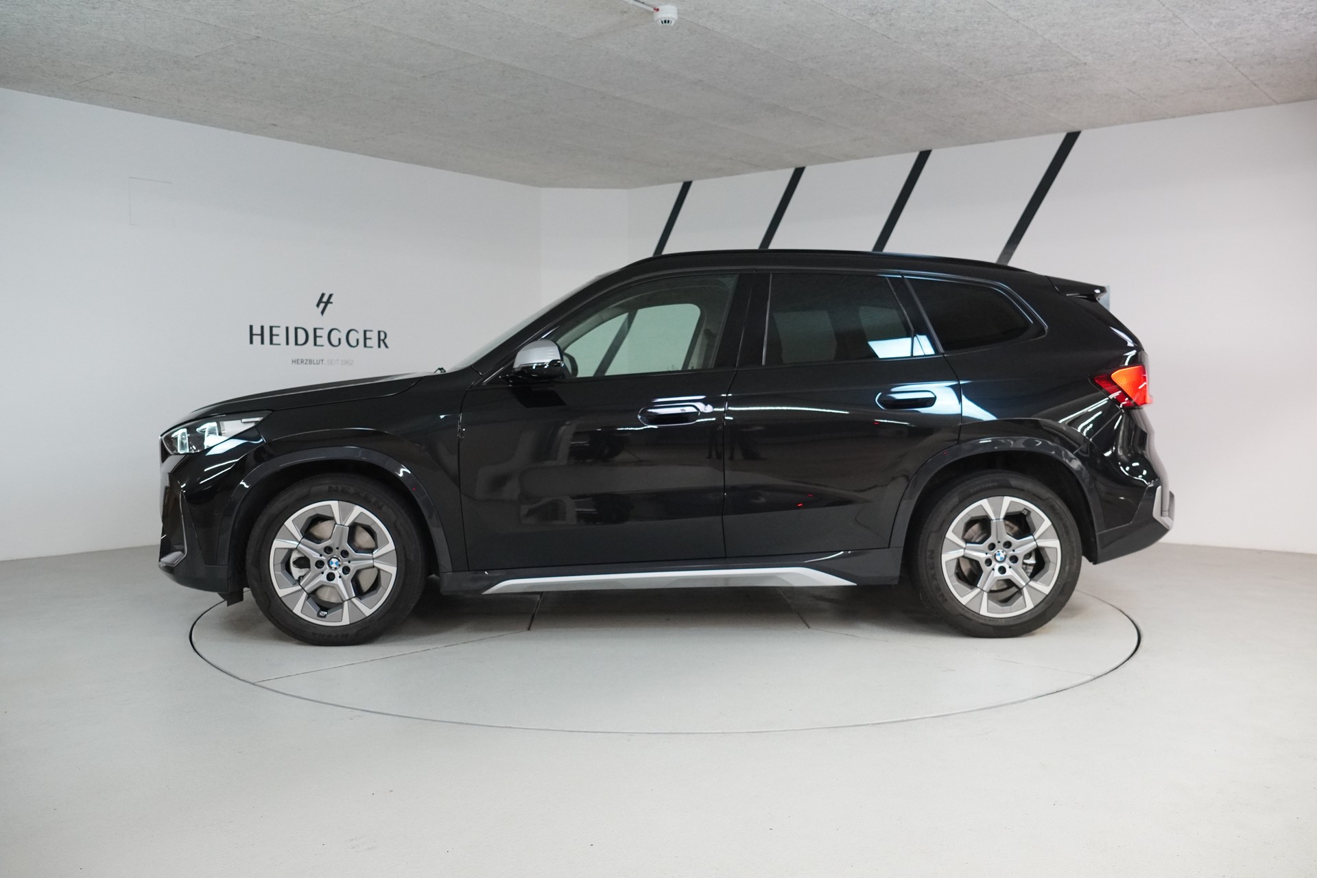 BMW X1 xDrive 23d 48V xLine-showroom-element-3