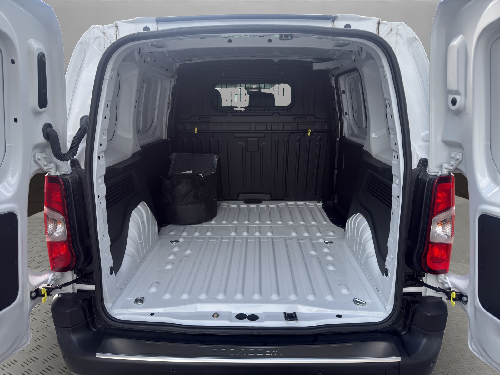 TOYOTA Proace City Van EV 50 kWh Comfort L1-image-8