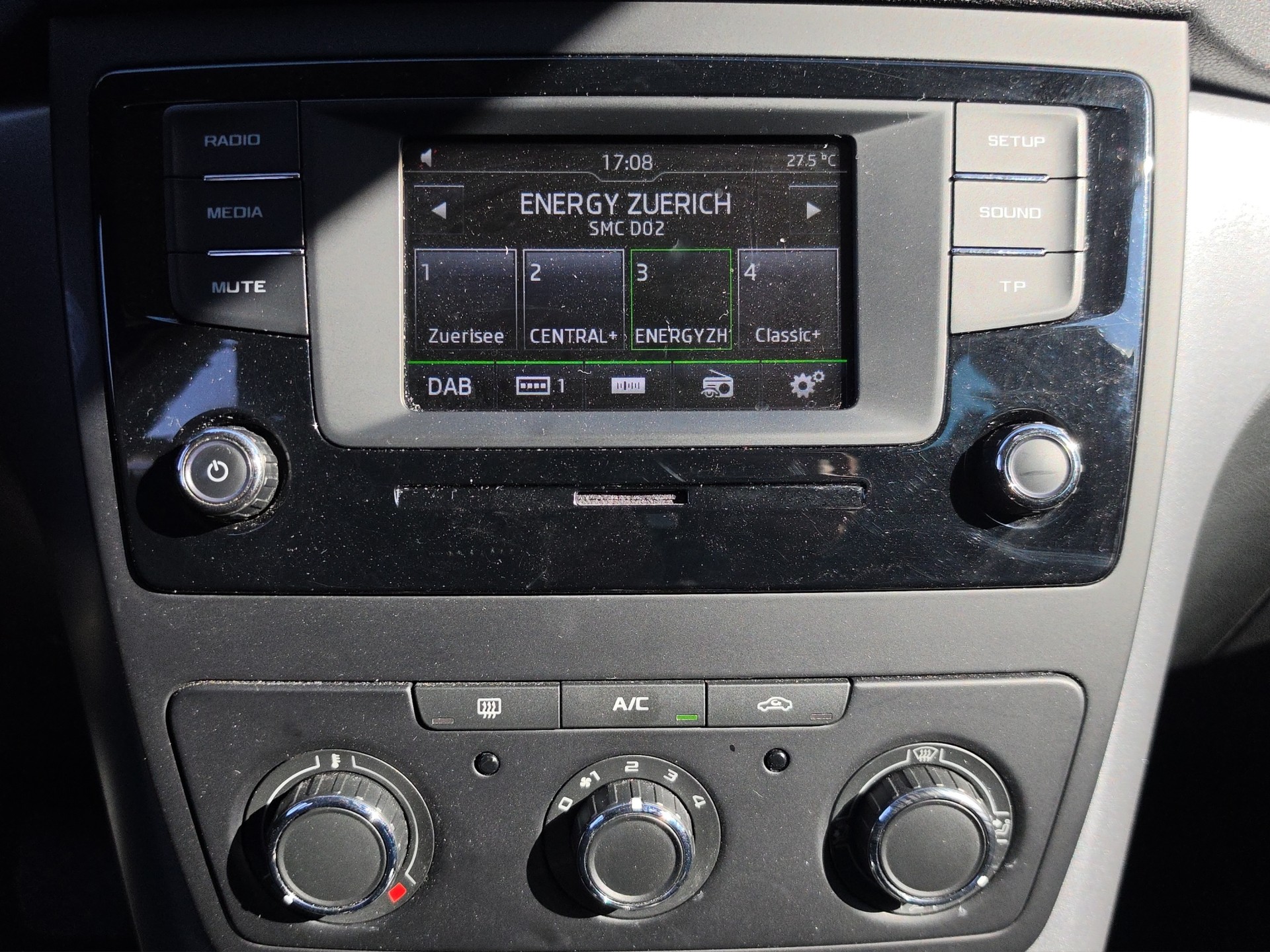 SKODA Yeti 1.4 TSI Active 4x4 DSG-image-10
