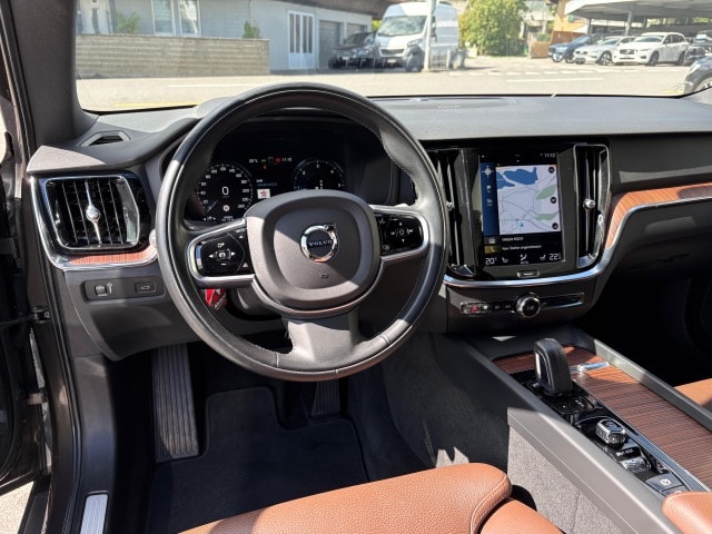 VOLVO V60 Cross Country 2.0 B4 AWD-image-4