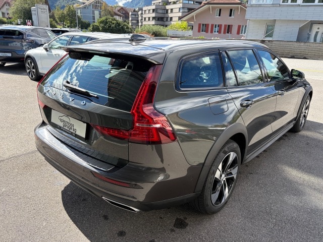 VOLVO V60 Cross Country 2.0 B4 AWD-image-2